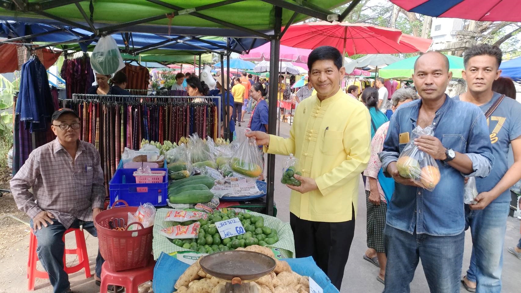 วันที่ 8 พฤษภาคม 2562 เวลา 08.00 น. นายสุวิน พึ่งเงิน พัฒนาการจังหวัดสุโขทัย ตรวจเยี่ยมและให้คำแนะนำผู้ประกอบการร้านค้า ตลาดประชารัฐคนไทยยิ้มได้ บริเวณซอยข้างธนาคาร ธกส. อำเภอเมืองสุโขทัย จังหวัดสุโขทัย