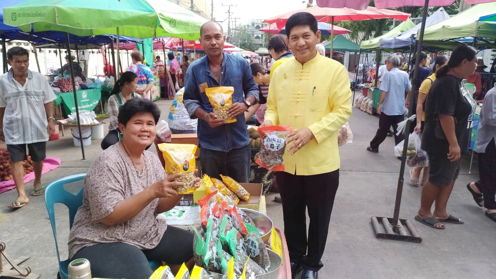 วันที่ 8 พฤษภาคม 2562 เวลา 08.00 น. นายสุวิน พึ่งเงิน พัฒนาการจังหวัดสุโขทัย ตรวจเยี่ยมและให้คำแนะนำผู้ประกอบการร้านค้า ตลาดประชารัฐคนไทยยิ้มได้ บริเวณซอยข้างธนาคาร ธกส. อำเภอเมืองสุโขทัย จังหวัดสุโขทัย