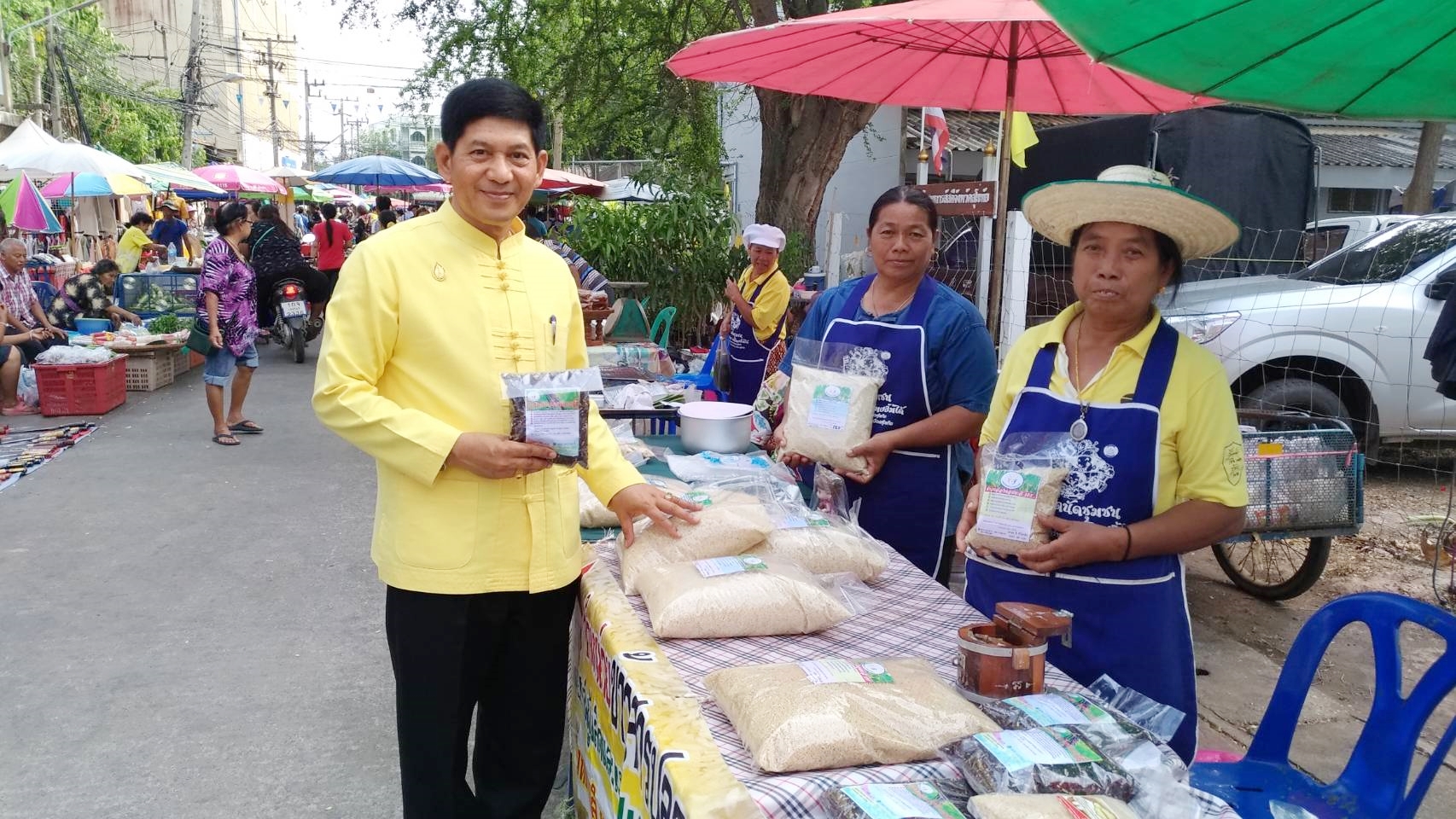 วันที่ 8 พฤษภาคม 2562 เวลา 08.00 น. นายสุวิน พึ่งเงิน พัฒนาการจังหวัดสุโขทัย ตรวจเยี่ยมและให้คำแนะนำผู้ประกอบการร้านค้า ตลาดประชารัฐคนไทยยิ้มได้ บริเวณซอยข้างธนาคาร ธกส. อำเภอเมืองสุโขทัย จังหวัดสุโขทัย