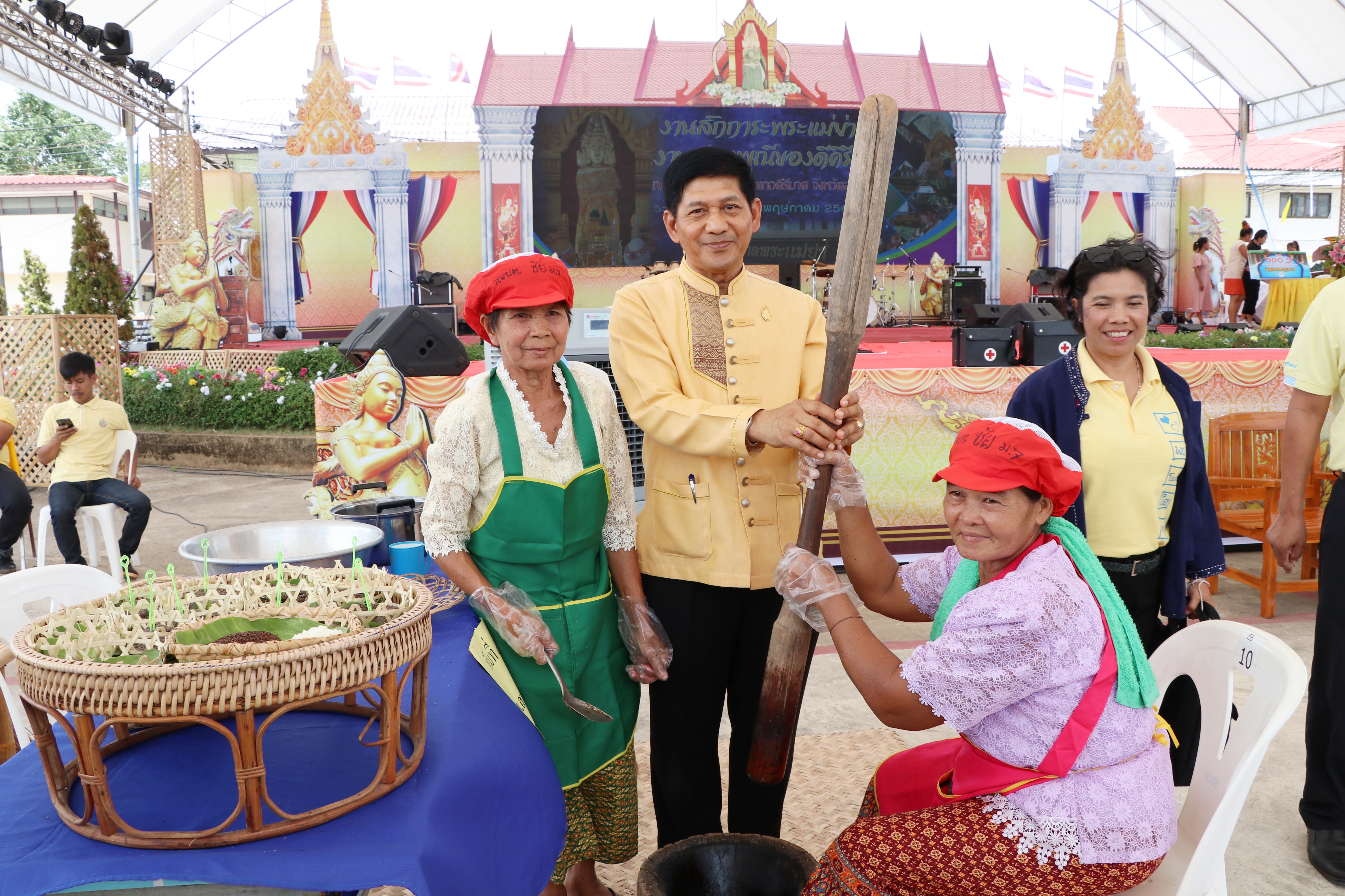 นที่ 14 พฤษภาคม 2562 เวลา 12.00 น. นายสุวิน พึ่งเงิน พัฒนาการจังหวัดสุโขทัย ลงพื้นที่ตรวจเยี่ยมผู้ประกอบการสินค้า OTOP ที่นำสินค้าไปจำหน่ายภายในงานสักการะพระแม่ย่าและงานประเพณีของดีคีรีมาศ ประจำปี 2562