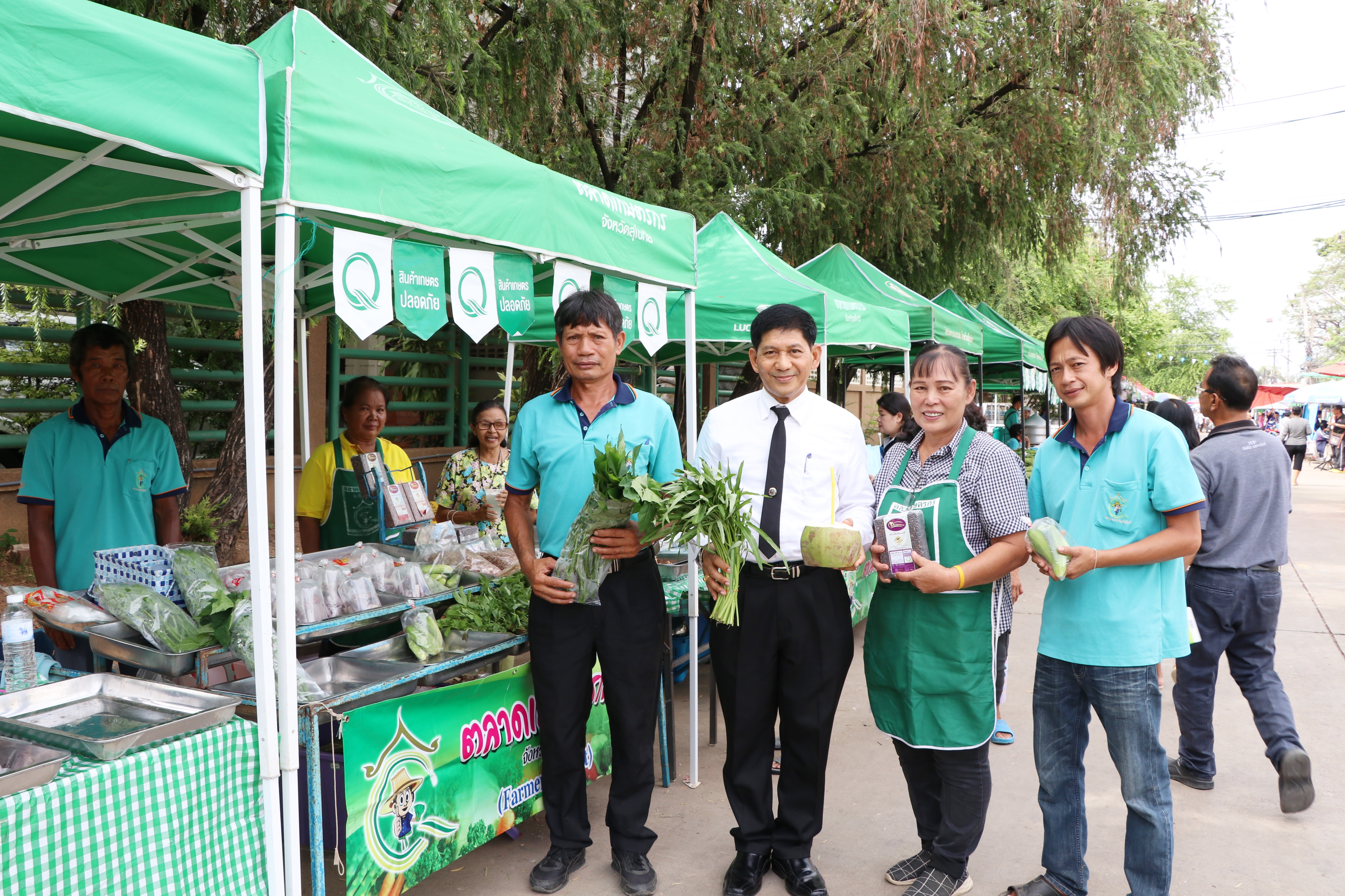 วันที่ 29 พฤษภาคม 2562 เวลา 08.00 น. นายสุวิน พึ่งเงิน พัฒนาการจังหวัดสุโขทัย ตรวจเยี่ยมและให้คำแนะนำผู้ประกอบการร้านค้า ตลาดประชารัฐคนไทยยิ้มได้ บริเวณซอยข้างธนาคาร ธกส. อำเภอเมืองสุโขทัย จังหวัดสุโขทัย