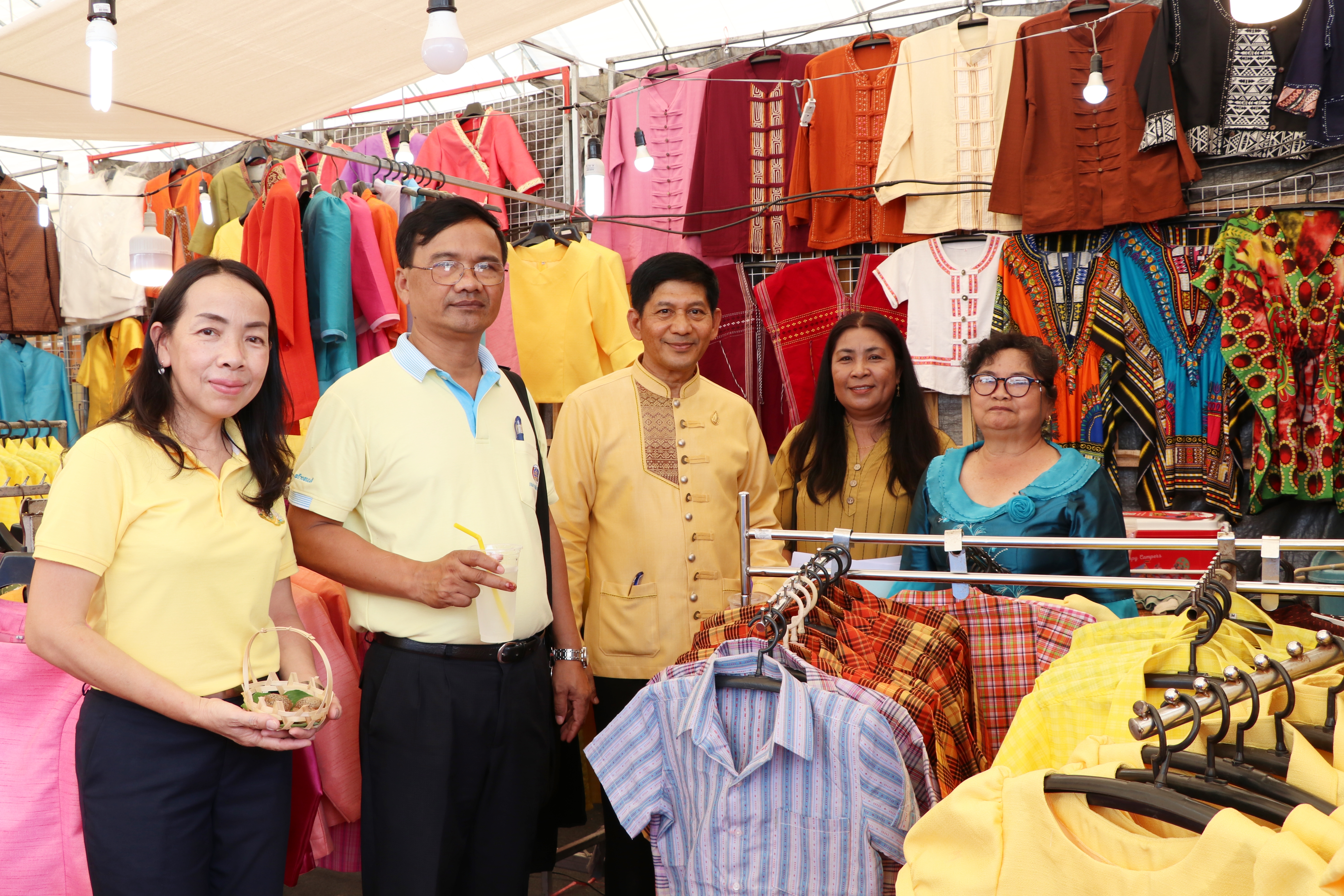 นที่ 14 พฤษภาคม 2562 เวลา 12.00 น. นายสุวิน พึ่งเงิน พัฒนาการจังหวัดสุโขทัย ลงพื้นที่ตรวจเยี่ยมผู้ประกอบการสินค้า OTOP ที่นำสินค้าไปจำหน่ายภายในงานสักการะพระแม่ย่าและงานประเพณีของดีคีรีมาศ ประจำปี 2562