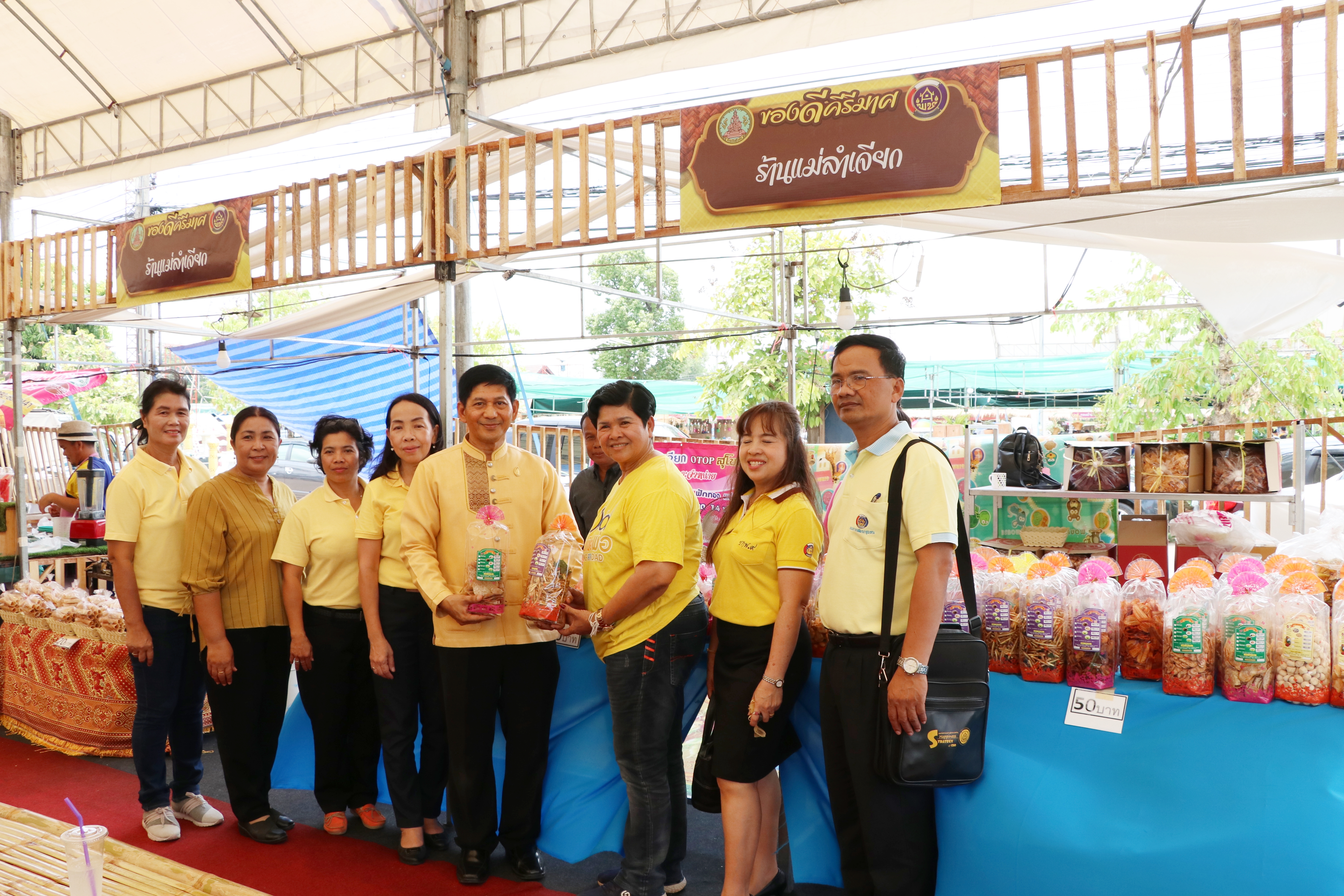 นที่ 14 พฤษภาคม 2562 เวลา 12.00 น. นายสุวิน พึ่งเงิน พัฒนาการจังหวัดสุโขทัย ลงพื้นที่ตรวจเยี่ยมผู้ประกอบการสินค้า OTOP ที่นำสินค้าไปจำหน่ายภายในงานสักการะพระแม่ย่าและงานประเพณีของดีคีรีมาศ ประจำปี 2562