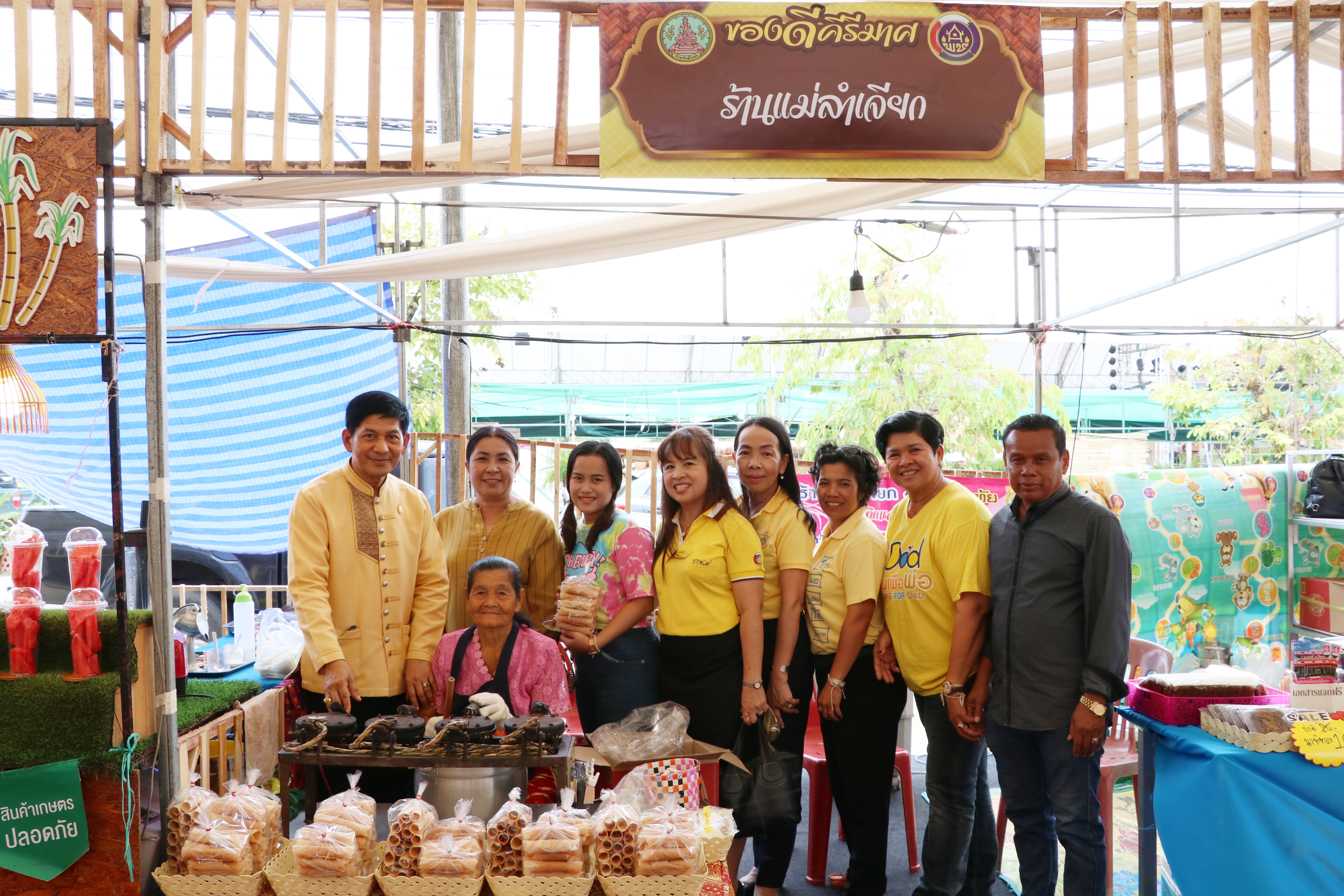 นที่ 14 พฤษภาคม 2562 เวลา 12.00 น. นายสุวิน พึ่งเงิน พัฒนาการจังหวัดสุโขทัย ลงพื้นที่ตรวจเยี่ยมผู้ประกอบการสินค้า OTOP ที่นำสินค้าไปจำหน่ายภายในงานสักการะพระแม่ย่าและงานประเพณีของดีคีรีมาศ ประจำปี 2562