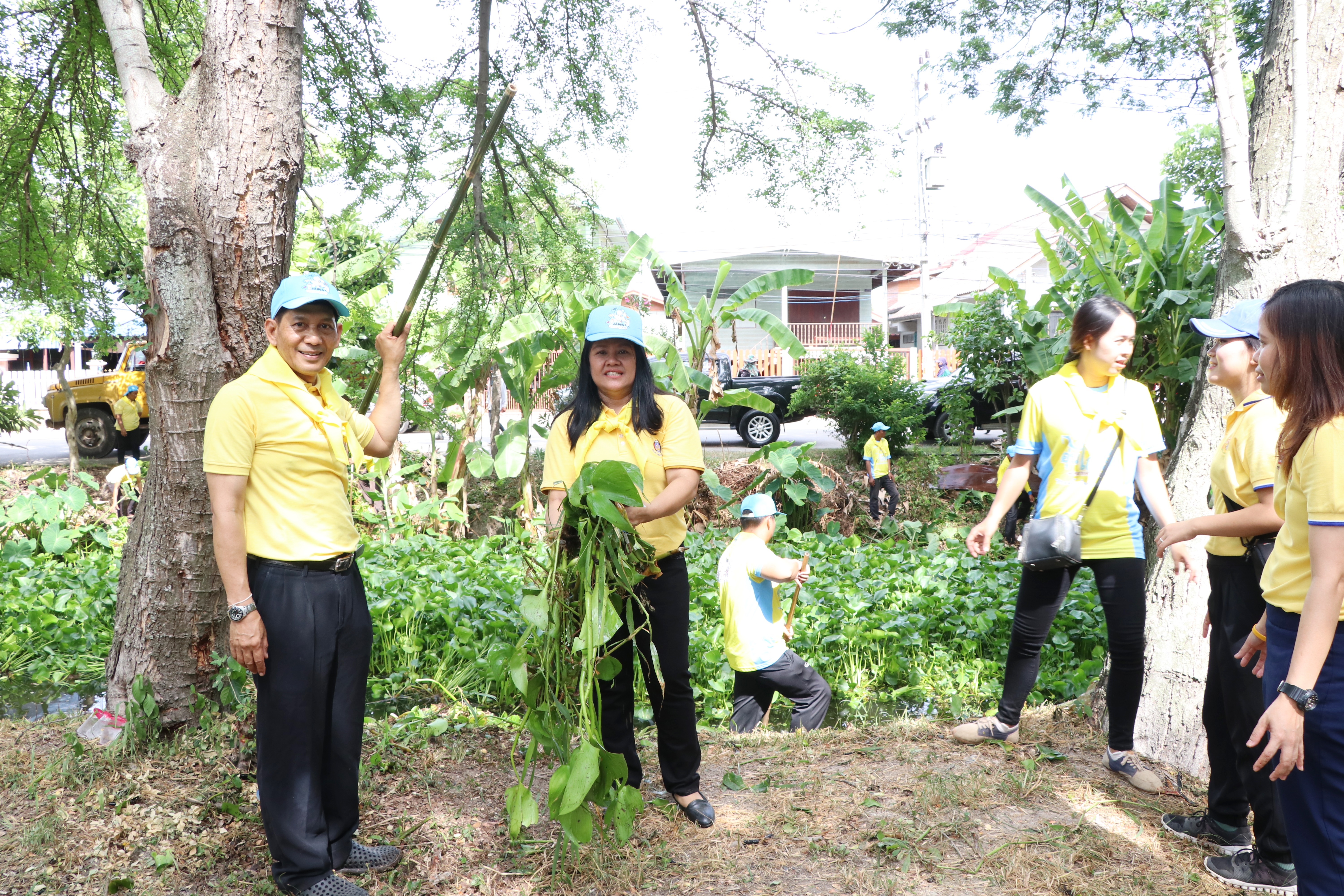 วันที่ 20 กรกฎาคม 2562 เวลา 09.00 น. นายสุวิน พึ่งเงิน พัฒนาการจังหวัดสุโขทัย นำเจ้าหน้าที่พัฒนาชุมชน ร่วมกิจกรรม”จิตอาสาพัฒนาลำน้ำ ลำคลอง” เนื่องในวันเฉลิมพระชนมพรรษาพระบาทสมเด็จพระเจ้าอยู่หัว ประจำปีพุทธศักราช 2562 ณ คูเมืองบริเวณศาลปู่ผาดำ อุทยานประวัติศาสตร์สุโขทัย