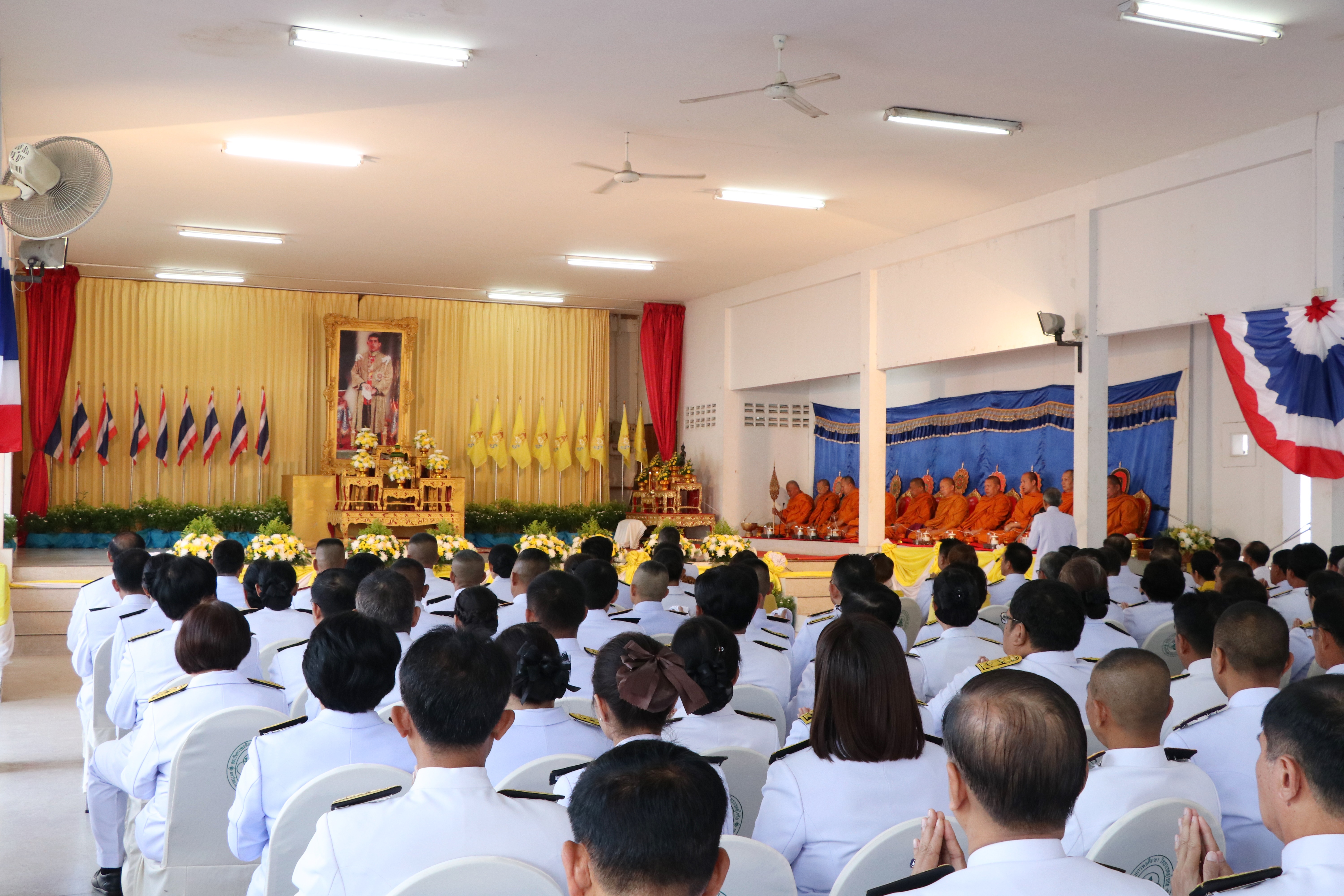 นที่ 28 กรกฎาคม 2562  เวลา 07.00 น. นายสุวิน พึ่งเงิน พัฒนาการจังหวัดสุโขทัย นำข้าราชการสำนักงานพัฒนาชุมชนจังหวัดสุโขทัย ร่วมกิจกรรมเนื่องในโอกาสวันเฉลิมพระชนมพรรษา 67 พรรษา 28 กรกฎาคม 2562 พระบาทสมเด็จพระปรเมนทรรามาธิบดีศรีสินทรมหาวชิราลงกรณฯ พระวชิรเกล้าเจ้าอยู่หัว ณ ศาลาเอนกประสงค์ ศาลากลางจังหวัดสุโขทัย