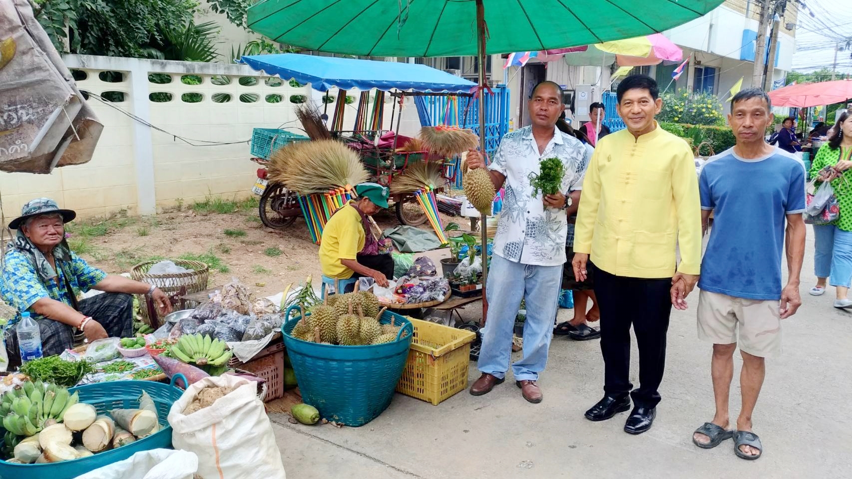 วันที่ 31 กรกฎาคม 2562 เวลา 08.00 น. นายสุวิน พึ่งเงิน พัฒนาการจังหวัดสุโขทัย ตรวจเยี่ยมและให้คำแนะนำผู้ประกอบการร้านค้า ตลาดประชารัฐคนไทยยิ้มได้ และผู้ประกอบการกองทุนพัฒนาบทบาทสตรีอำเภอเมืองสุโขทัย