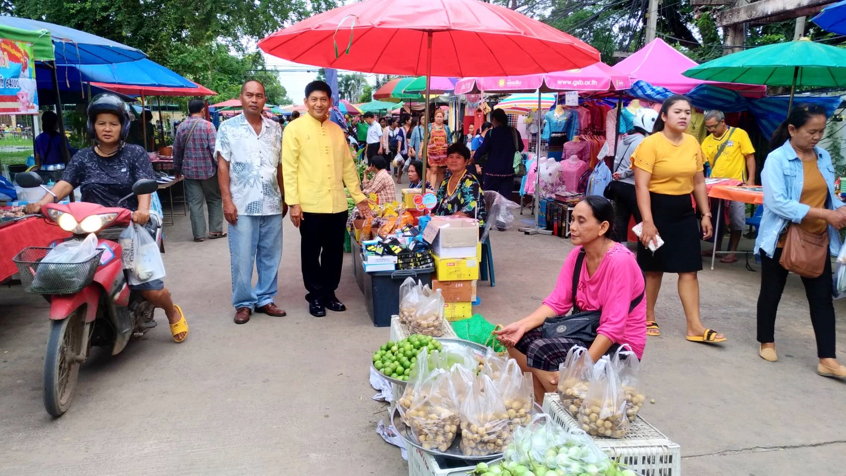 วันที่ 31 กรกฎาคม 2562 เวลา 08.00 น. นายสุวิน พึ่งเงิน พัฒนาการจังหวัดสุโขทัย ตรวจเยี่ยมและให้คำแนะนำผู้ประกอบการร้านค้า ตลาดประชารัฐคนไทยยิ้มได้ และผู้ประกอบการกองทุนพัฒนาบทบาทสตรีอำเภอเมืองสุโขทัย