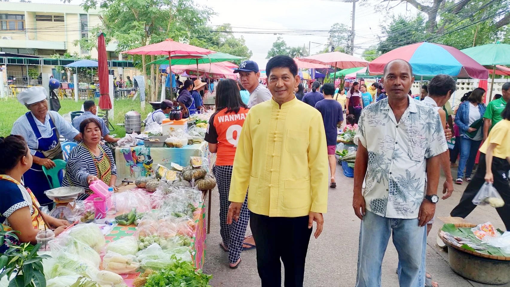 วันที่ 31 กรกฎาคม 2562 เวลา 08.00 น. นายสุวิน พึ่งเงิน พัฒนาการจังหวัดสุโขทัย ตรวจเยี่ยมและให้คำแนะนำผู้ประกอบการร้านค้า ตลาดประชารัฐคนไทยยิ้มได้ และผู้ประกอบการกองทุนพัฒนาบทบาทสตรีอำเภอเมืองสุโขทัย