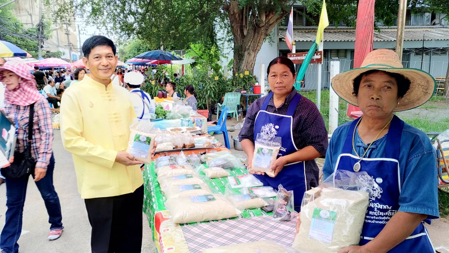 วันที่ 31 กรกฎาคม 2562 เวลา 08.00 น. นายสุวิน พึ่งเงิน พัฒนาการจังหวัดสุโขทัย ตรวจเยี่ยมและให้คำแนะนำผู้ประกอบการร้านค้า ตลาดประชารัฐคนไทยยิ้มได้ และผู้ประกอบการกองทุนพัฒนาบทบาทสตรีอำเภอเมืองสุโขทัย