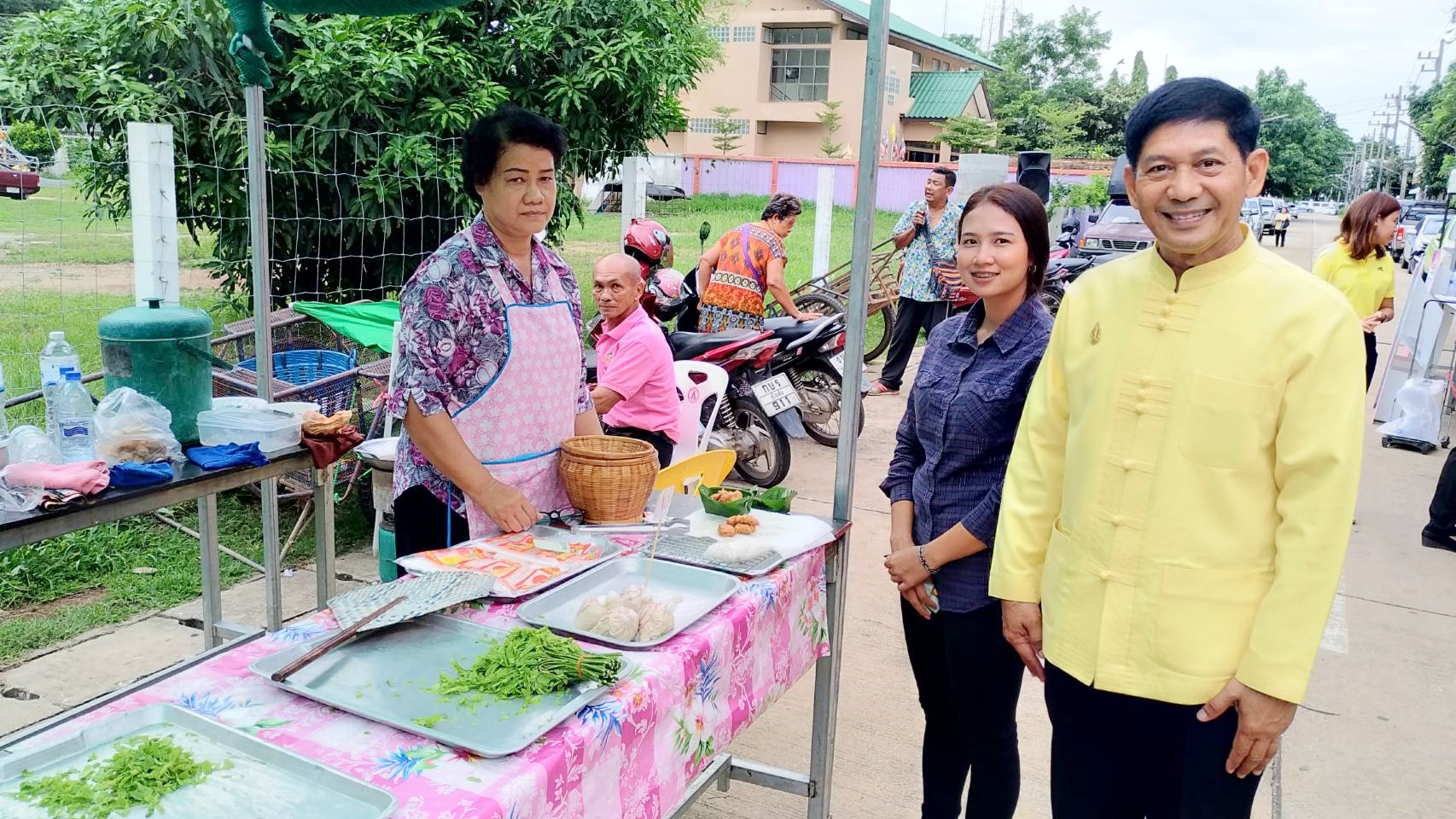 วันที่ 31 กรกฎาคม 2562 เวลา 08.00 น. นายสุวิน พึ่งเงิน พัฒนาการจังหวัดสุโขทัย ตรวจเยี่ยมและให้คำแนะนำผู้ประกอบการร้านค้า ตลาดประชารัฐคนไทยยิ้มได้ และผู้ประกอบการกองทุนพัฒนาบทบาทสตรีอำเภอเมืองสุโขทัย