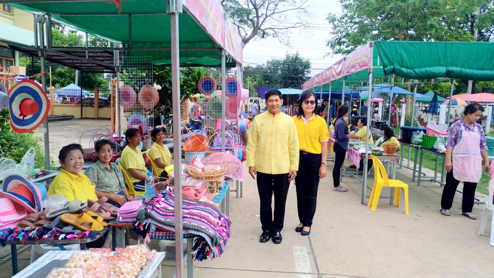 วันที่ 31 กรกฎาคม 2562 เวลา 08.00 น. นายสุวิน พึ่งเงิน พัฒนาการจังหวัดสุโขทัย ตรวจเยี่ยมและให้คำแนะนำผู้ประกอบการร้านค้า ตลาดประชารัฐคนไทยยิ้มได้ และผู้ประกอบการกองทุนพัฒนาบทบาทสตรีอำเภอเมืองสุโขทัย