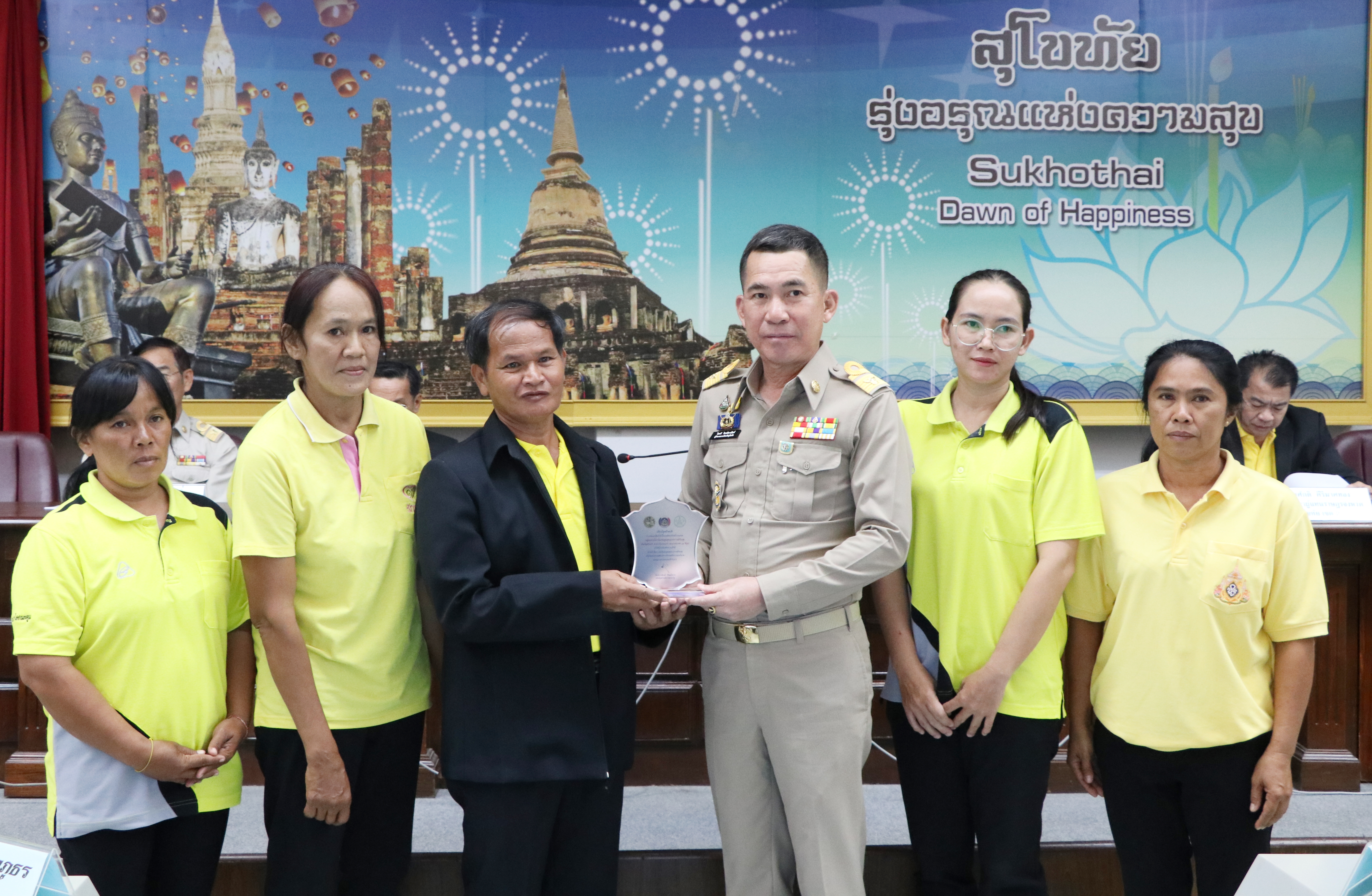 วันที่ 30 กรกฎาคม 2562 เวลา 09.30 น. สำนักงานพัฒนาชุมชนจังหวัดสุโขทัย โดยนายสุวิน พึ่งเงิน พัฒนาการจังหวัดสุโขทัย กล่าวรายงานมอบโล่รางวัลชนะเลิศ การคัดเลือกกิจกรรมพัฒนาชุมชนดีเด่น และการคัดเลือกคนกองทุนพัฒนาบทบาทสตรีดีเด่น  ระดับจังหวัด ประจำปี 2562 รวม 9 รางวัล และการมอบทุนกองทุนพัฒนาเด็กชนบทในพระราชูปถัมภ์สมเด็จพระเทพรัตนราชสุดาฯ สยามบรมราชกุมารี ประจำปีงบประมาณ 2562 ในการประชุมกรมการจังหวัดสุโขทัย