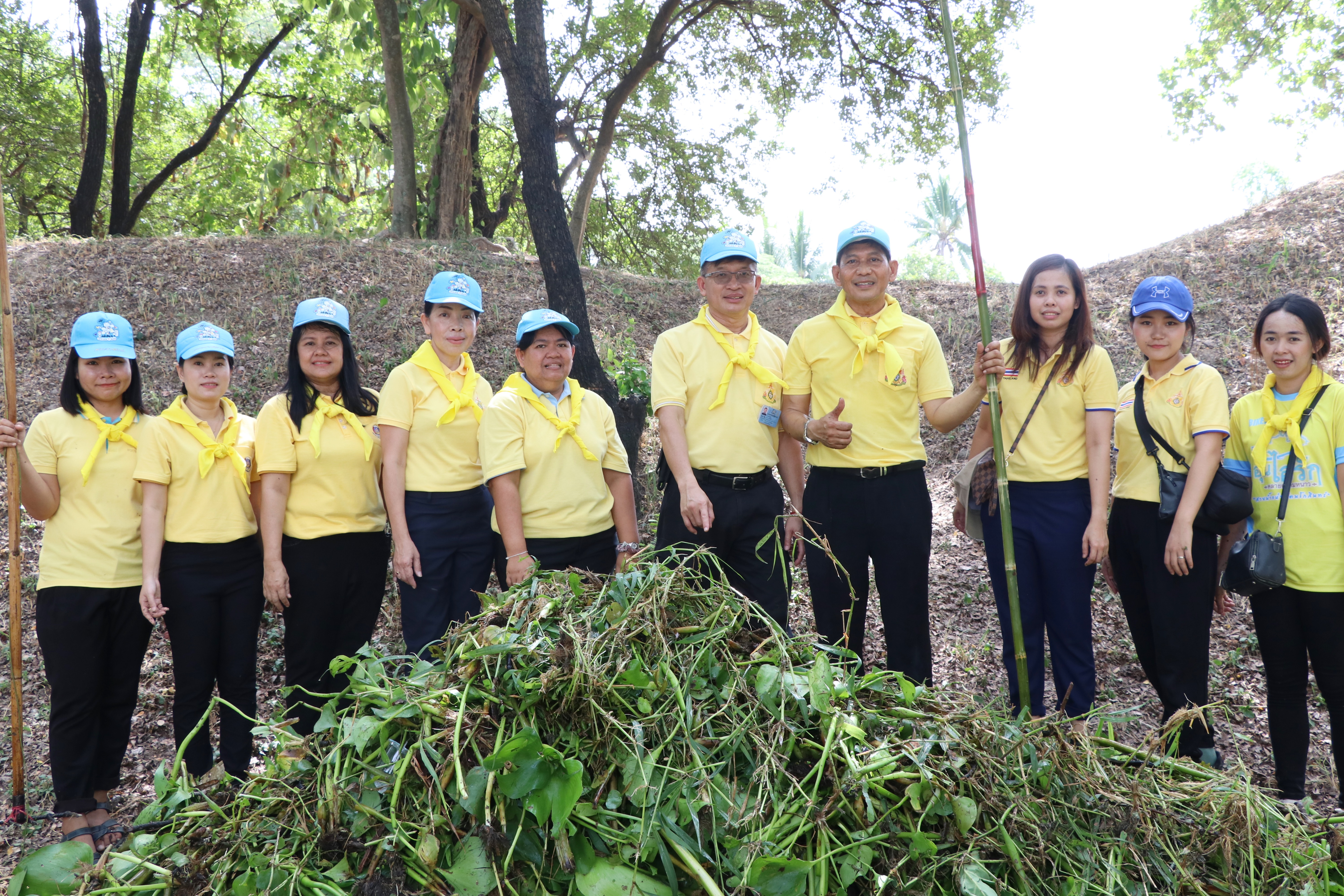 วันที่ 20 กรกฎาคม 2562 เวลา 09.00 น. นายสุวิน พึ่งเงิน พัฒนาการจังหวัดสุโขทัย นำเจ้าหน้าที่พัฒนาชุมชน ร่วมกิจกรรม”จิตอาสาพัฒนาลำน้ำ ลำคลอง” เนื่องในวันเฉลิมพระชนมพรรษาพระบาทสมเด็จพระเจ้าอยู่หัว ประจำปีพุทธศักราช 2562 ณ คูเมืองบริเวณศาลปู่ผาดำ อุทยานประวัติศาสตร์สุโขทัย