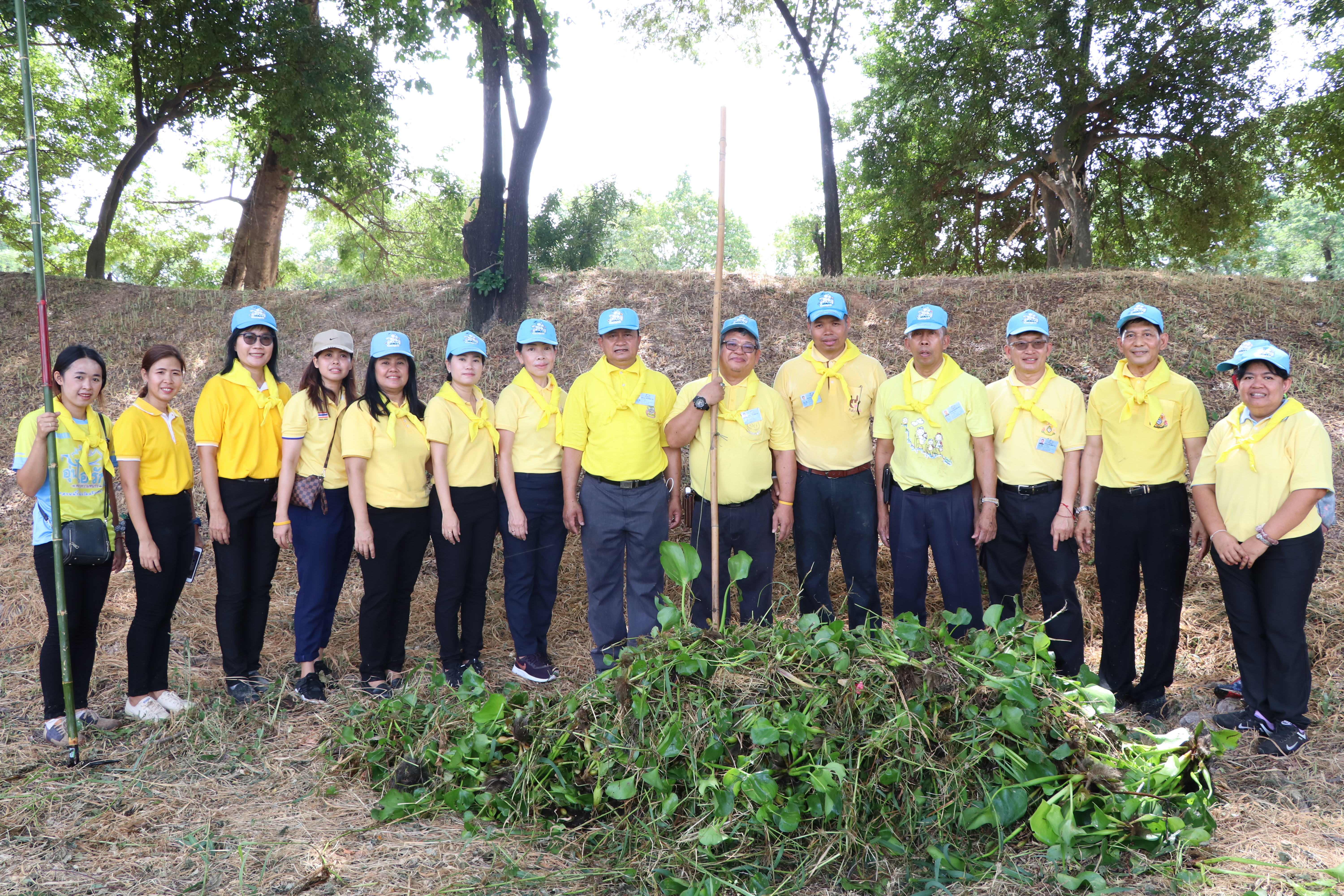 วันที่ 20 กรกฎาคม 2562 เวลา 09.00 น. นายสุวิน พึ่งเงิน พัฒนาการจังหวัดสุโขทัย นำเจ้าหน้าที่พัฒนาชุมชน ร่วมกิจกรรม”จิตอาสาพัฒนาลำน้ำ ลำคลอง” เนื่องในวันเฉลิมพระชนมพรรษาพระบาทสมเด็จพระเจ้าอยู่หัว ประจำปีพุทธศักราช 2562 ณ คูเมืองบริเวณศาลปู่ผาดำ อุทยานประวัติศาสตร์สุโขทัย