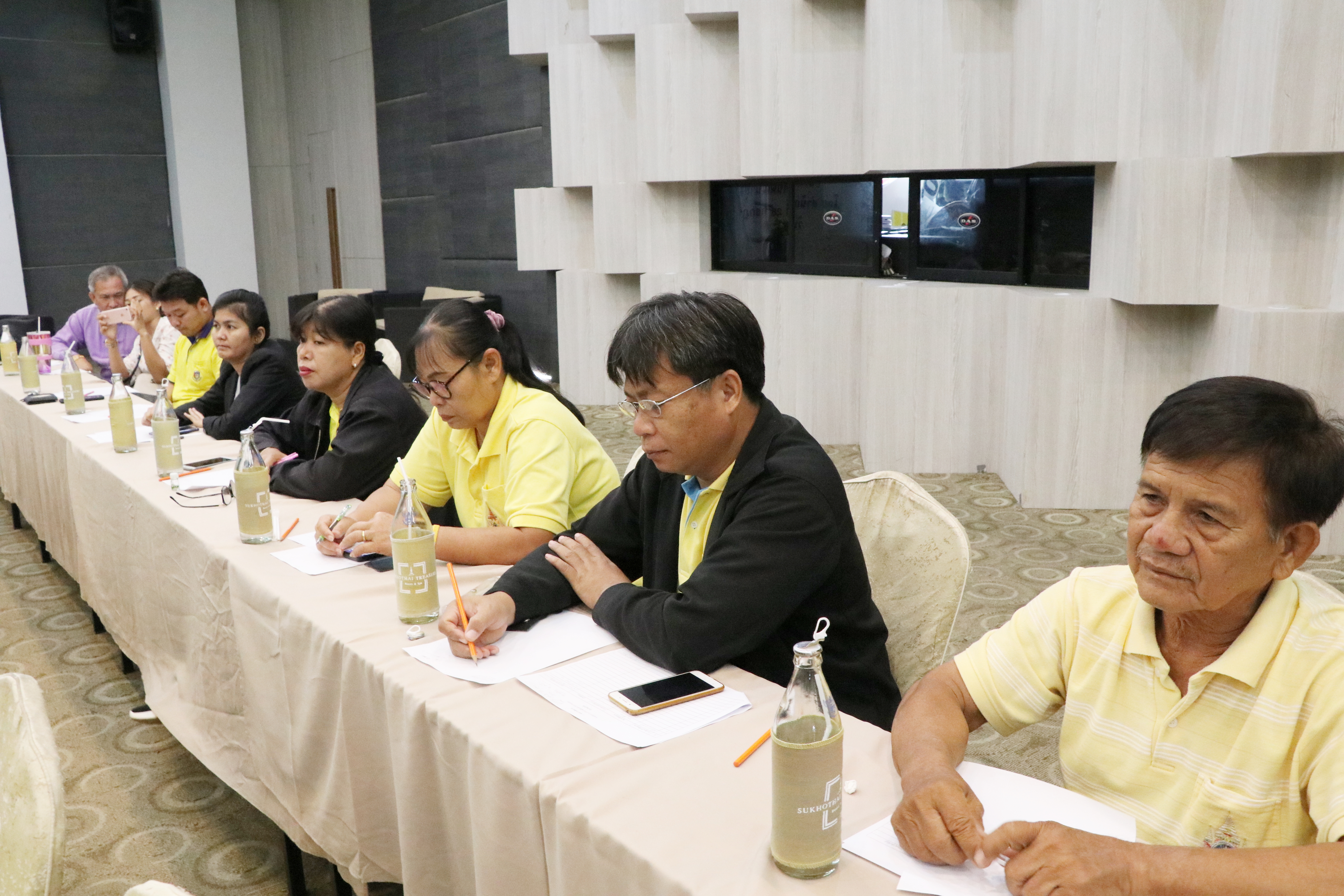 วันที่ 25 กรกฎาคม 2562 เวลา 10.00 น. นายสุวิน  พึ่งเงิน พัฒนาการจังหวัดสุโขทัย เป็นประธานเปิดการประชุมกลไกการขับเคลื่อนการจัดแสดงและจำหน่ายผลิตภัณฑ์ OTOP ตามโครงการ OTOP เคลื่อนที่ (OTOP Mobile) จังหวัดสุโขทัย ณ โรงแรมเทรเชอร์ รีสอร์ทแอนด์สปา อำเภอเมืองสุโขทัย จังหวัดสุโขทัย