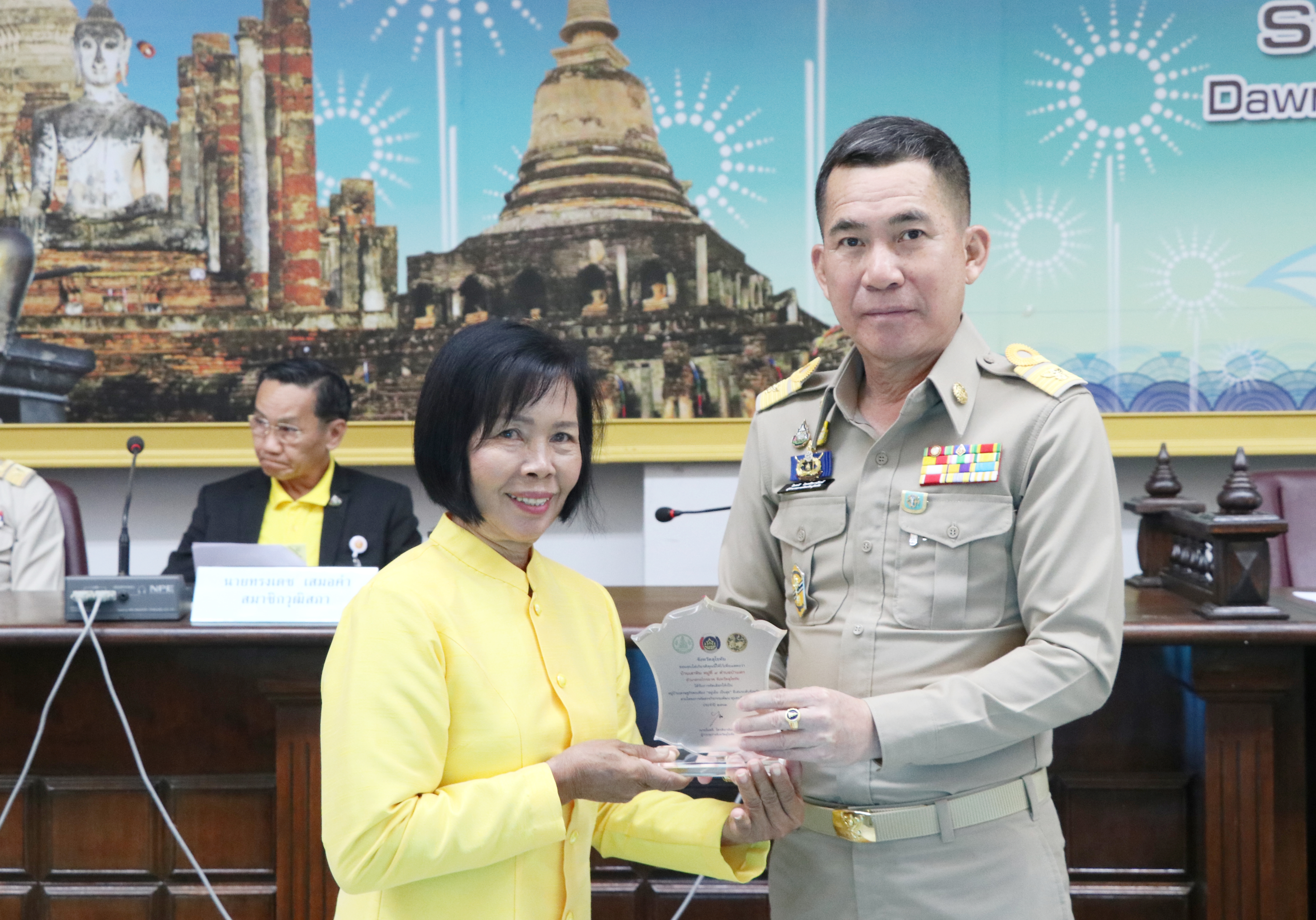 วันที่ 30 กรกฎาคม 2562 เวลา 09.30 น. สำนักงานพัฒนาชุมชนจังหวัดสุโขทัย โดยนายสุวิน พึ่งเงิน พัฒนาการจังหวัดสุโขทัย กล่าวรายงานมอบโล่รางวัลชนะเลิศ การคัดเลือกกิจกรรมพัฒนาชุมชนดีเด่น และการคัดเลือกคนกองทุนพัฒนาบทบาทสตรีดีเด่น  ระดับจังหวัด ประจำปี 2562 รวม 9 รางวัล และการมอบทุนกองทุนพัฒนาเด็กชนบทในพระราชูปถัมภ์สมเด็จพระเทพรัตนราชสุดาฯ สยามบรมราชกุมารี ประจำปีงบประมาณ 2562 ในการประชุมกรมการจังหวัดสุโขทัย