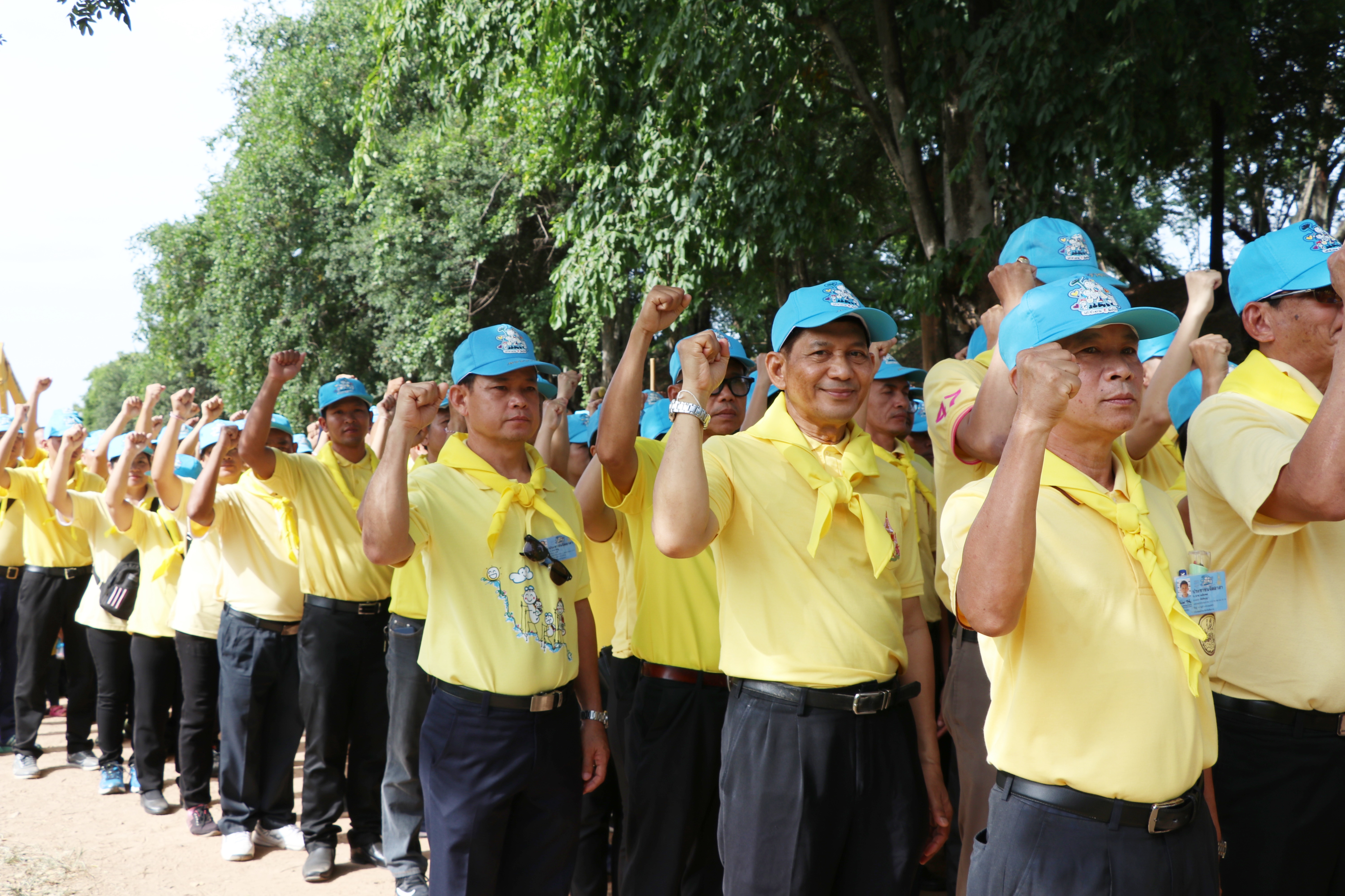 วันที่ 20 กรกฎาคม 2562 เวลา 09.00 น. นายสุวิน พึ่งเงิน พัฒนาการจังหวัดสุโขทัย นำเจ้าหน้าที่พัฒนาชุมชน ร่วมกิจกรรม”จิตอาสาพัฒนาลำน้ำ ลำคลอง” เนื่องในวันเฉลิมพระชนมพรรษาพระบาทสมเด็จพระเจ้าอยู่หัว ประจำปีพุทธศักราช 2562 ณ คูเมืองบริเวณศาลปู่ผาดำ อุทยานประวัติศาสตร์สุโขทัย