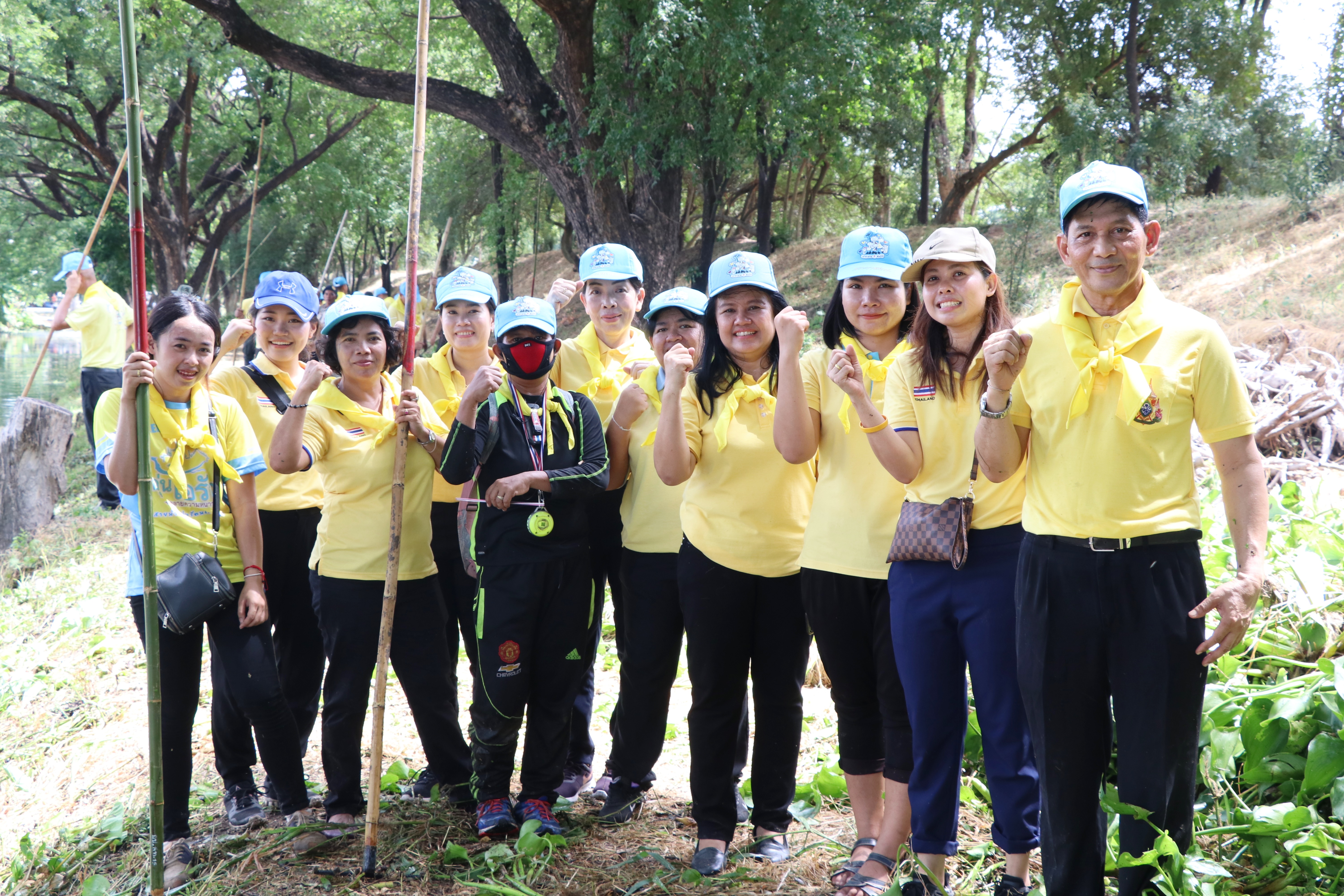 วันที่ 20 กรกฎาคม 2562 เวลา 09.00 น. นายสุวิน พึ่งเงิน พัฒนาการจังหวัดสุโขทัย นำเจ้าหน้าที่พัฒนาชุมชน ร่วมกิจกรรม”จิตอาสาพัฒนาลำน้ำ ลำคลอง” เนื่องในวันเฉลิมพระชนมพรรษาพระบาทสมเด็จพระเจ้าอยู่หัว ประจำปีพุทธศักราช 2562 ณ คูเมืองบริเวณศาลปู่ผาดำ อุทยานประวัติศาสตร์สุโขทัย