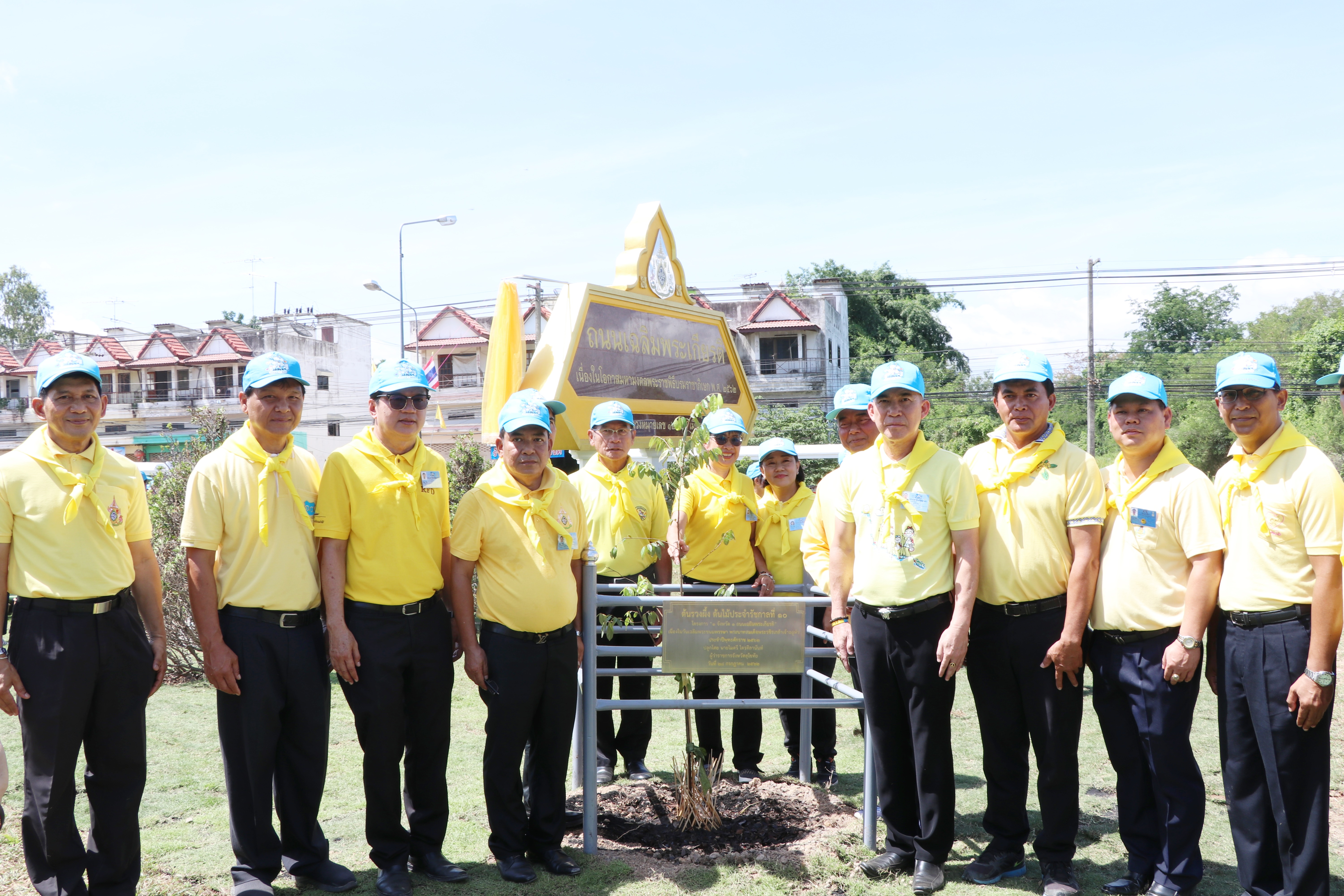 นที่ 28 กรกฎาคม 2562  เวลา 10.00 น. นายสุวิน พึ่งเงิน พัฒนาการจังหวัดสุโขทัย เข้าร่วมกิจกรรมบำเพ็ญสาธารณประโยชน์ของประชาชนจิตอาสาพระราชทาน 904 วปร.และพิธีเปิดป้ายโครงการ 1 จังหวัด 1 ถนนเฉลิมพระเกียรติจังหวัดสุโขทัย เนื่องในโอกาสมหามงคลพระราชพิธีบรมราชาภิเษก พ.ศ.2562 ณ บริเวณแยกบ้านนา ถนนทางหลวงหมายเลข 12 ต.เมืองเก่า อ.เมืองสุโขทัย จ.สุโขทัย