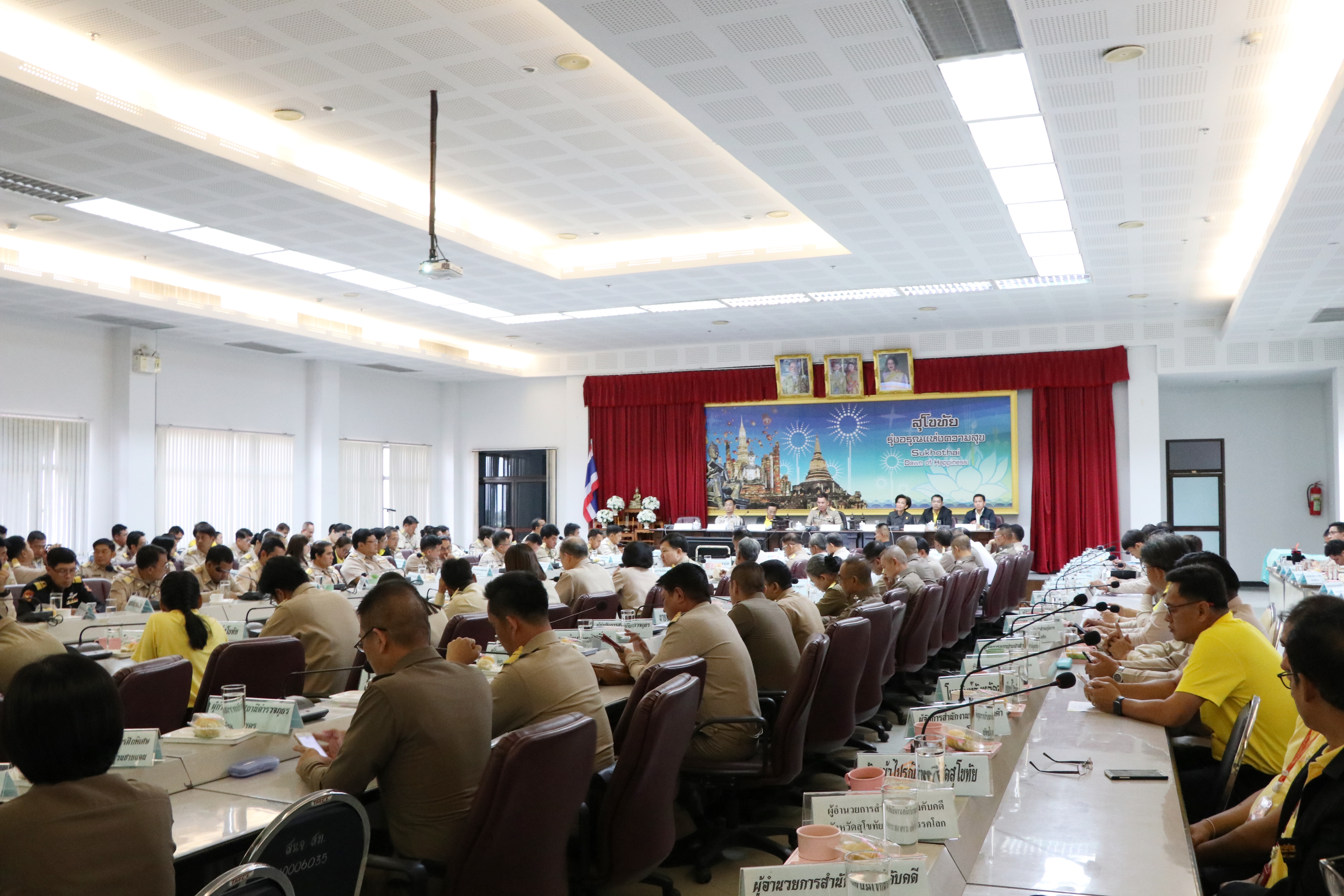 วันที่ 30 กรกฎาคม 2562 เวลา 09.30 น. สำนักงานพัฒนาชุมชนจังหวัดสุโขทัย โดยนายสุวิน พึ่งเงิน พัฒนาการจังหวัดสุโขทัย กล่าวรายงานมอบโล่รางวัลชนะเลิศ การคัดเลือกกิจกรรมพัฒนาชุมชนดีเด่น และการคัดเลือกคนกองทุนพัฒนาบทบาทสตรีดีเด่น  ระดับจังหวัด ประจำปี 2562 รวม 9 รางวัล และการมอบทุนกองทุนพัฒนาเด็กชนบทในพระราชูปถัมภ์สมเด็จพระเทพรัตนราชสุดาฯ สยามบรมราชกุมารี ประจำปีงบประมาณ 2562 ในการประชุมกรมการจังหวัดสุโขทัย