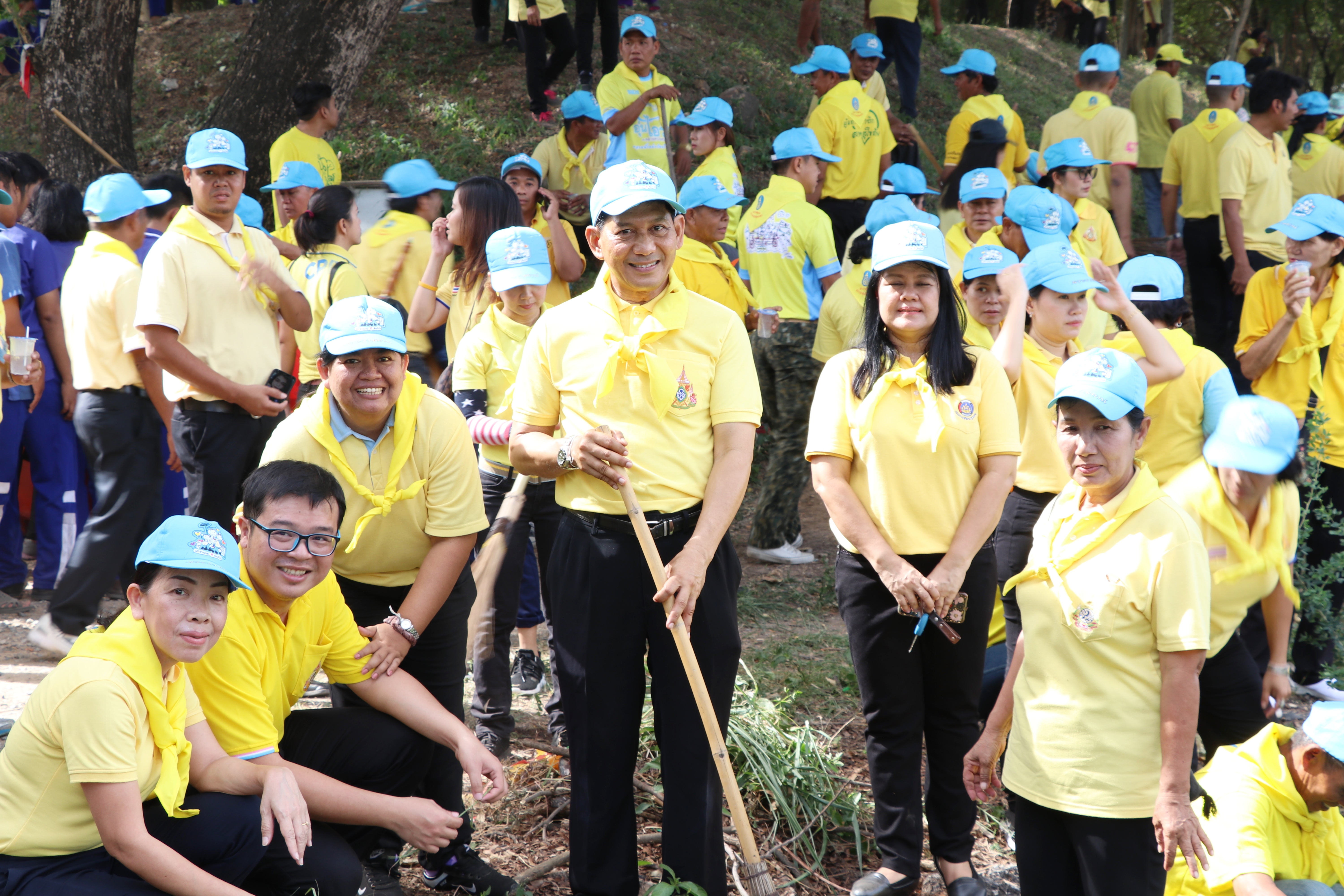 วันที่ 20 กรกฎาคม 2562 เวลา 09.00 น. นายสุวิน พึ่งเงิน พัฒนาการจังหวัดสุโขทัย นำเจ้าหน้าที่พัฒนาชุมชน ร่วมกิจกรรม”จิตอาสาพัฒนาลำน้ำ ลำคลอง” เนื่องในวันเฉลิมพระชนมพรรษาพระบาทสมเด็จพระเจ้าอยู่หัว ประจำปีพุทธศักราช 2562 ณ คูเมืองบริเวณศาลปู่ผาดำ อุทยานประวัติศาสตร์สุโขทัย