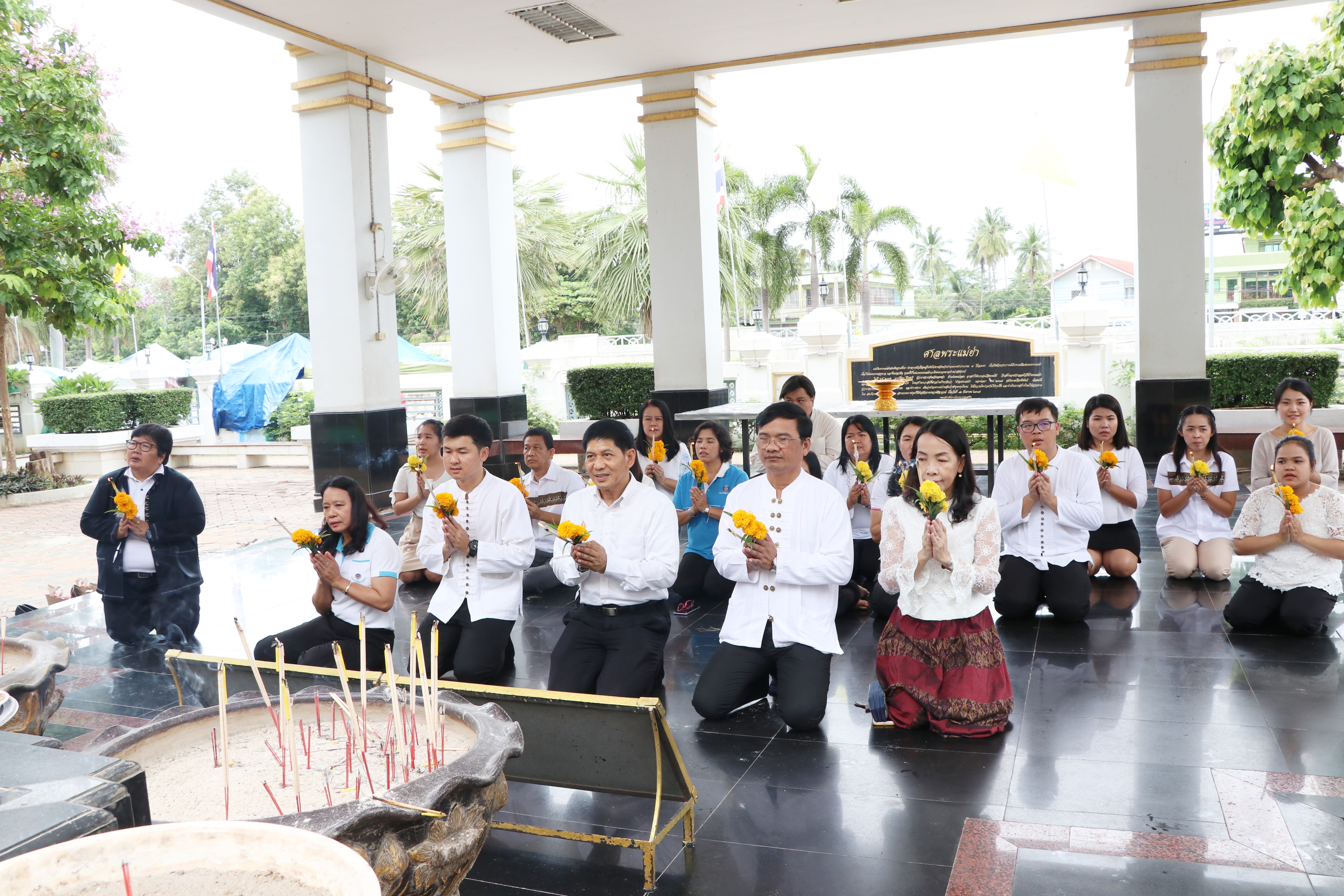 นที่ 28 สิงหาคม 2562 เวลา 09.30 น. นายสุวิน พึ่งเงิน พัฒนาการจังหวัดสุโขทัย นำข้าราชการ ลูกจ้าง สำนักงานพัฒนาชุมชนจังหวัดสุโขทัย ร่วมทำบุญไหว้พระถวายสังฆทาน สักการะพระแม่ย่า เก้าพระพุทธสุดแผ่นดิน องค์พระแม่กวนอิม และพระบรมราชานุสาวรีย์ พระบาทสมเด็จพระจุลจอมเกล้าเจ้าอยู่หัวรัชกาลที่ 5  หน้าศาลากลางจังหวัดสุโขทัย ตามโครงการองค์กรคุณธรรมประจำปีงบประมาณ พ.ศ. 2562