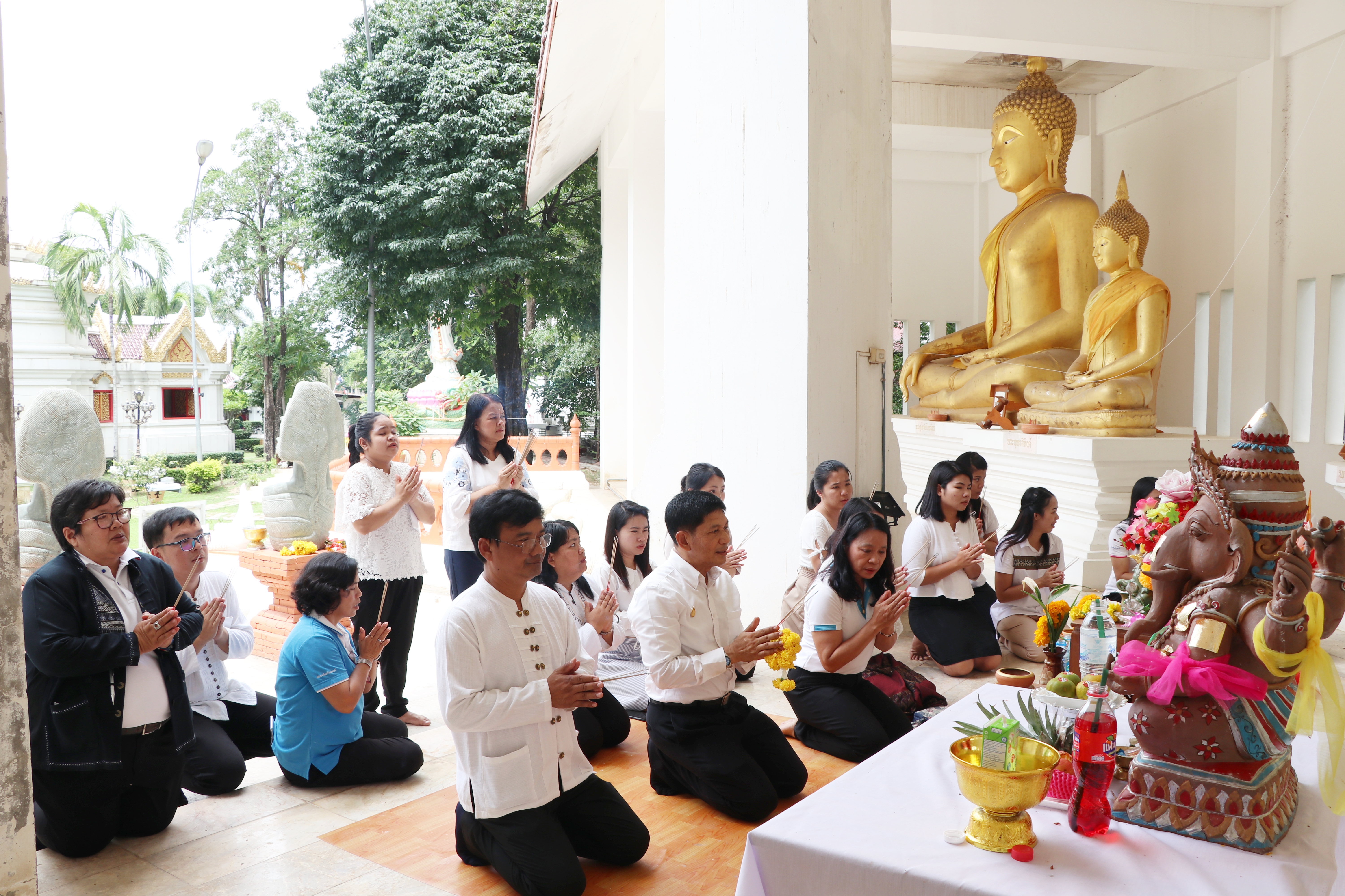 นที่ 28 สิงหาคม 2562 เวลา 09.30 น. นายสุวิน พึ่งเงิน พัฒนาการจังหวัดสุโขทัย นำข้าราชการ ลูกจ้าง สำนักงานพัฒนาชุมชนจังหวัดสุโขทัย ร่วมทำบุญไหว้พระถวายสังฆทาน สักการะพระแม่ย่า เก้าพระพุทธสุดแผ่นดิน องค์พระแม่กวนอิม และพระบรมราชานุสาวรีย์ พระบาทสมเด็จพระจุลจอมเกล้าเจ้าอยู่หัวรัชกาลที่ 5  หน้าศาลากลางจังหวัดสุโขทัย ตามโครงการองค์กรคุณธรรมประจำปีงบประมาณ พ.ศ. 2562