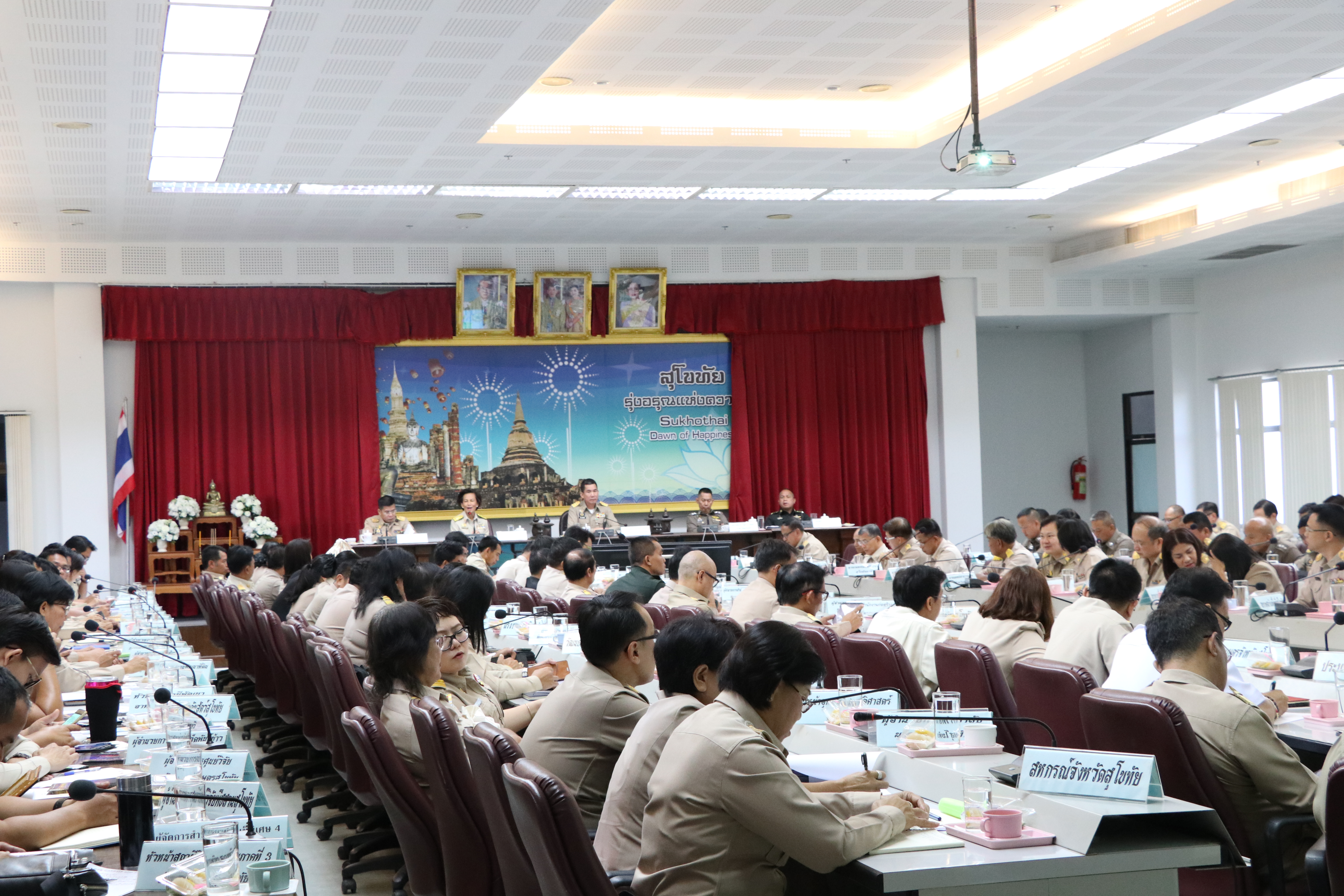 พช.สุโขทัย รับมอบใบประกาศเกียรติคุณข้าราชการและลูกจ้างประจำที่ปฏิบัติราชการครบ 25 ปี ในที่ประชุมกรมการจังหวัดสุโขทัย ครั้งที่ 10/2562