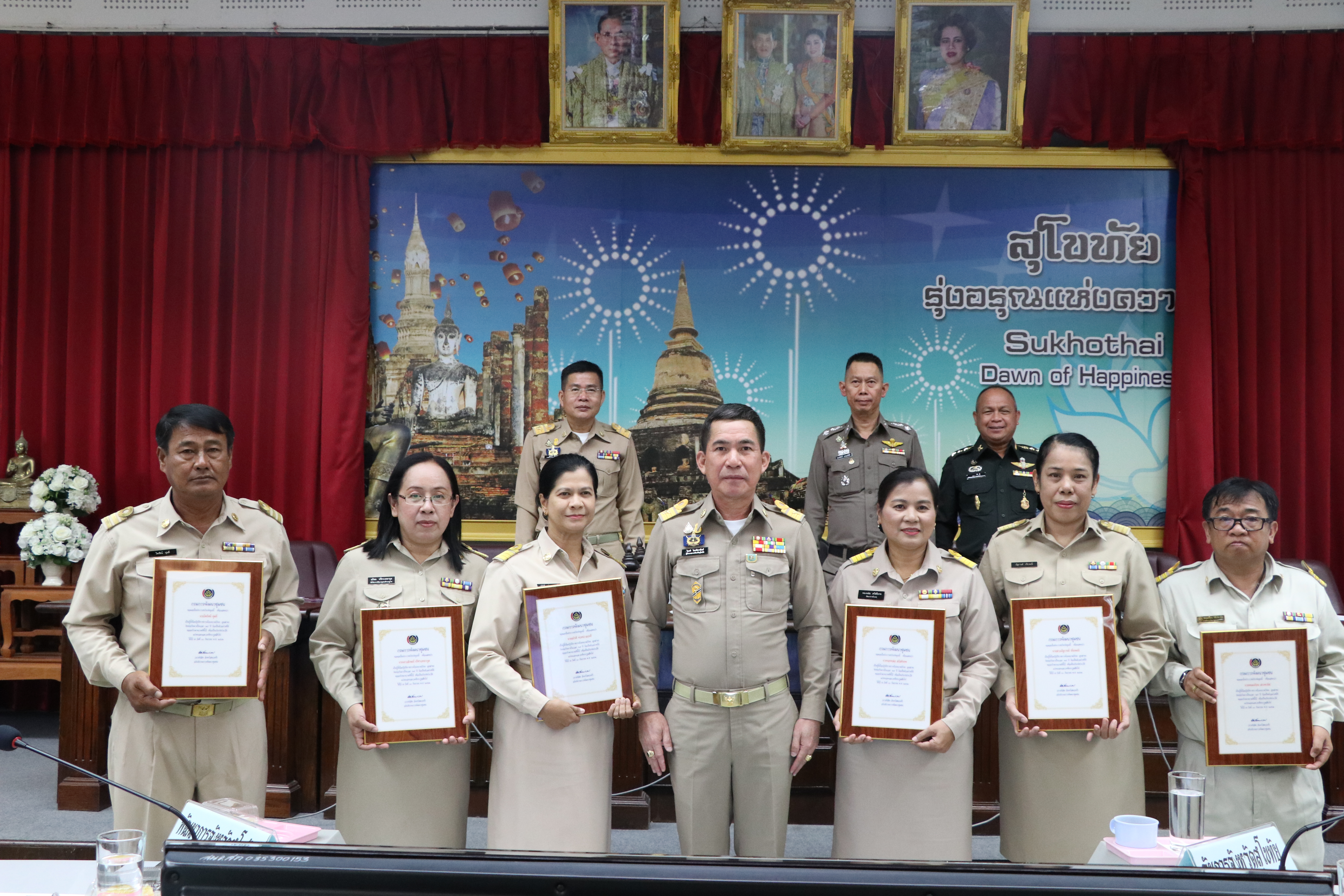 พช.สุโขทัย รับมอบใบประกาศเกียรติคุณข้าราชการและลูกจ้างประจำที่ปฏิบัติราชการครบ 25 ปี ในที่ประชุมกรมการจังหวัดสุโขทัย ครั้งที่ 10/2562
