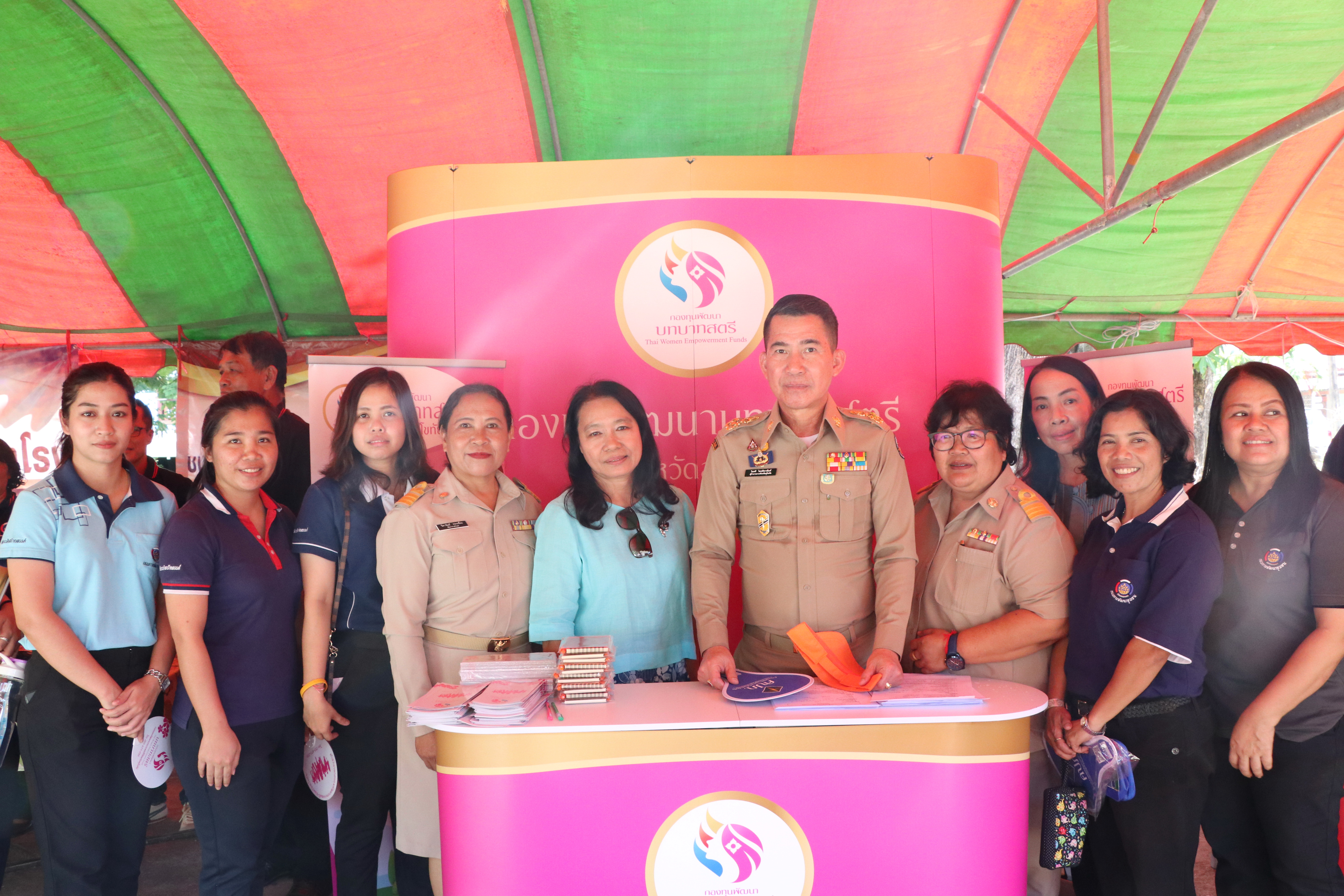 วันที่ 17 ตุลาคม 2562 เวลา 09.00 น. นางสาวกฤษณา กันทะสา หัวหน้ากลุ่มงานยุทธศาสตร์ฯ รักษาราชการแทนพัฒนาการจังหวัดสุโขทัย ร่วมพิธีเปิดโครงการปกป้องสถาบันชาติเพื่อเสริมสร้างความสมานฉันท์ และโครงการหน่วยบำบัดทุกข์ บำรุงสุข สร้างรอยยิ้มให้ประชาชน ณ วิทยาลัยการอาชีพศรีสำโรง ต.สามเรือน อ.ศรีสำโรง จ.สุโขทัย