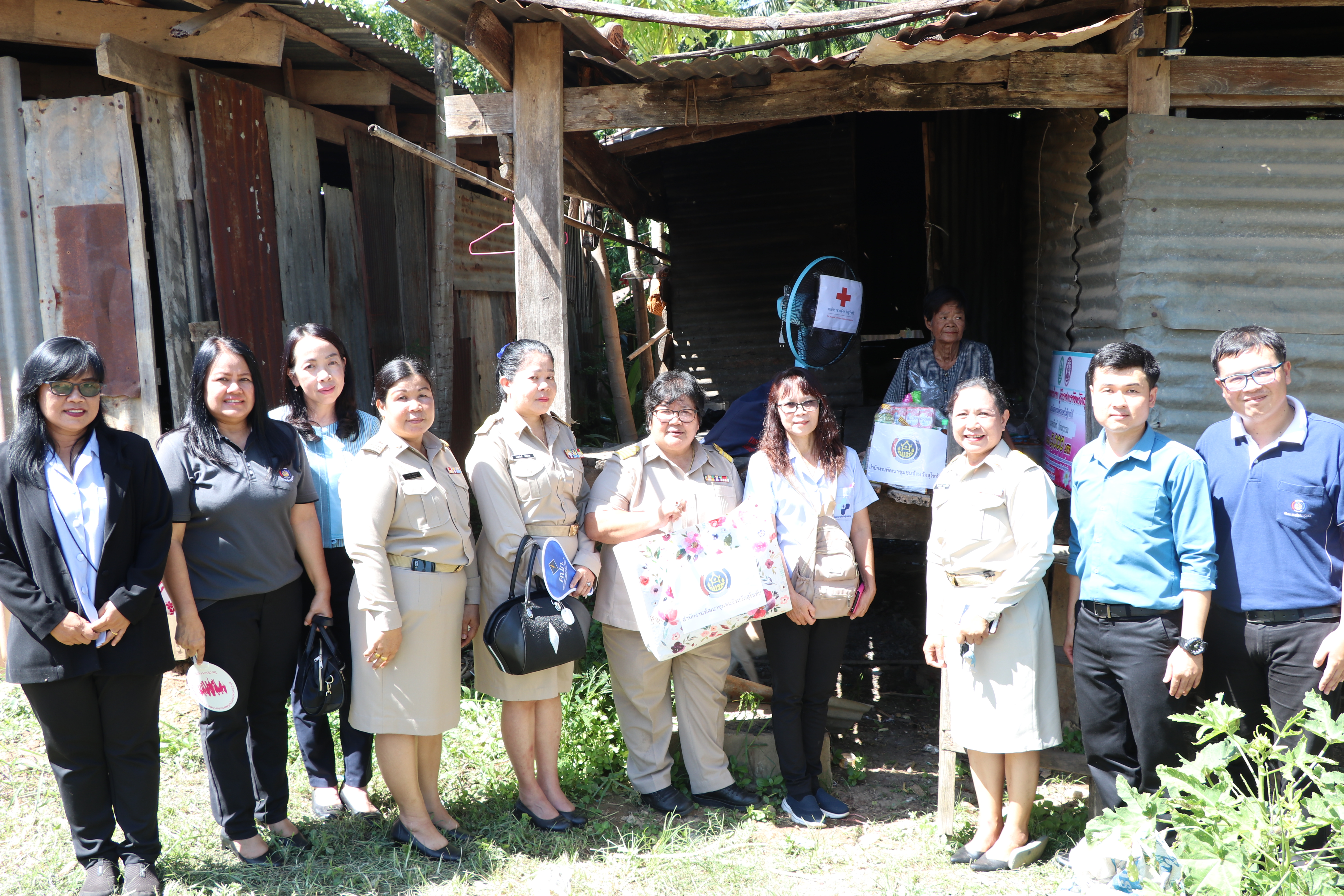 วันที่ 17 ตุลาคม 2562 เวลา 09.00 น. นางสาวกฤษณา กันทะสา หัวหน้ากลุ่มงานยุทธศาสตร์ฯ รักษาราชการแทนพัฒนาการจังหวัดสุโขทัย ร่วมพิธีเปิดโครงการปกป้องสถาบันชาติเพื่อเสริมสร้างความสมานฉันท์ และโครงการหน่วยบำบัดทุกข์ บำรุงสุข สร้างรอยยิ้มให้ประชาชน ณ วิทยาลัยการอาชีพศรีสำโรง ต.สามเรือน อ.ศรีสำโรง จ.สุโขทัย
