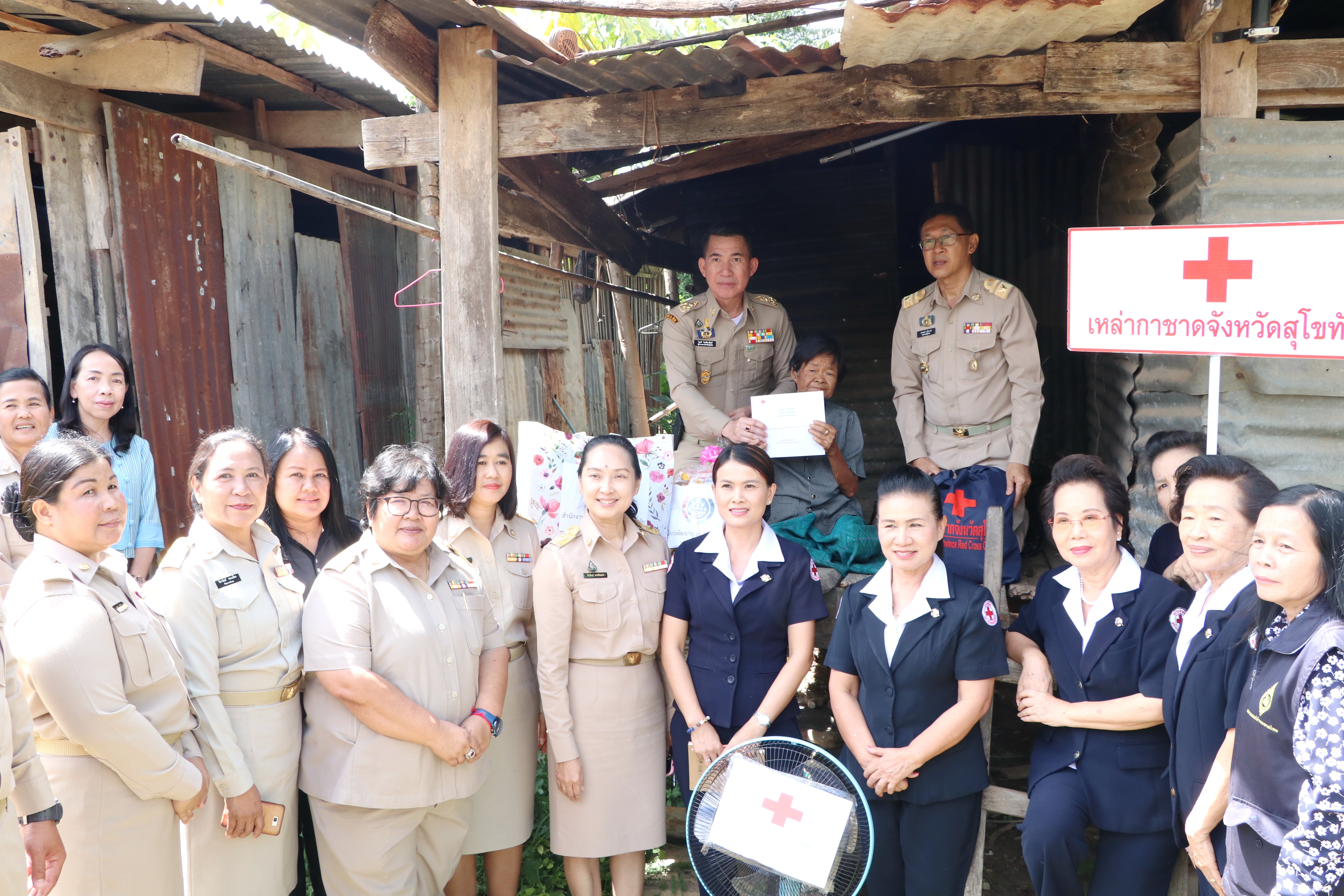 วันที่ 17 ตุลาคม 2562 เวลา 09.00 น. นางสาวกฤษณา กันทะสา หัวหน้ากลุ่มงานยุทธศาสตร์ฯ รักษาราชการแทนพัฒนาการจังหวัดสุโขทัย ร่วมพิธีเปิดโครงการปกป้องสถาบันชาติเพื่อเสริมสร้างความสมานฉันท์ และโครงการหน่วยบำบัดทุกข์ บำรุงสุข สร้างรอยยิ้มให้ประชาชน ณ วิทยาลัยการอาชีพศรีสำโรง ต.สามเรือน อ.ศรีสำโรง จ.สุโขทัย