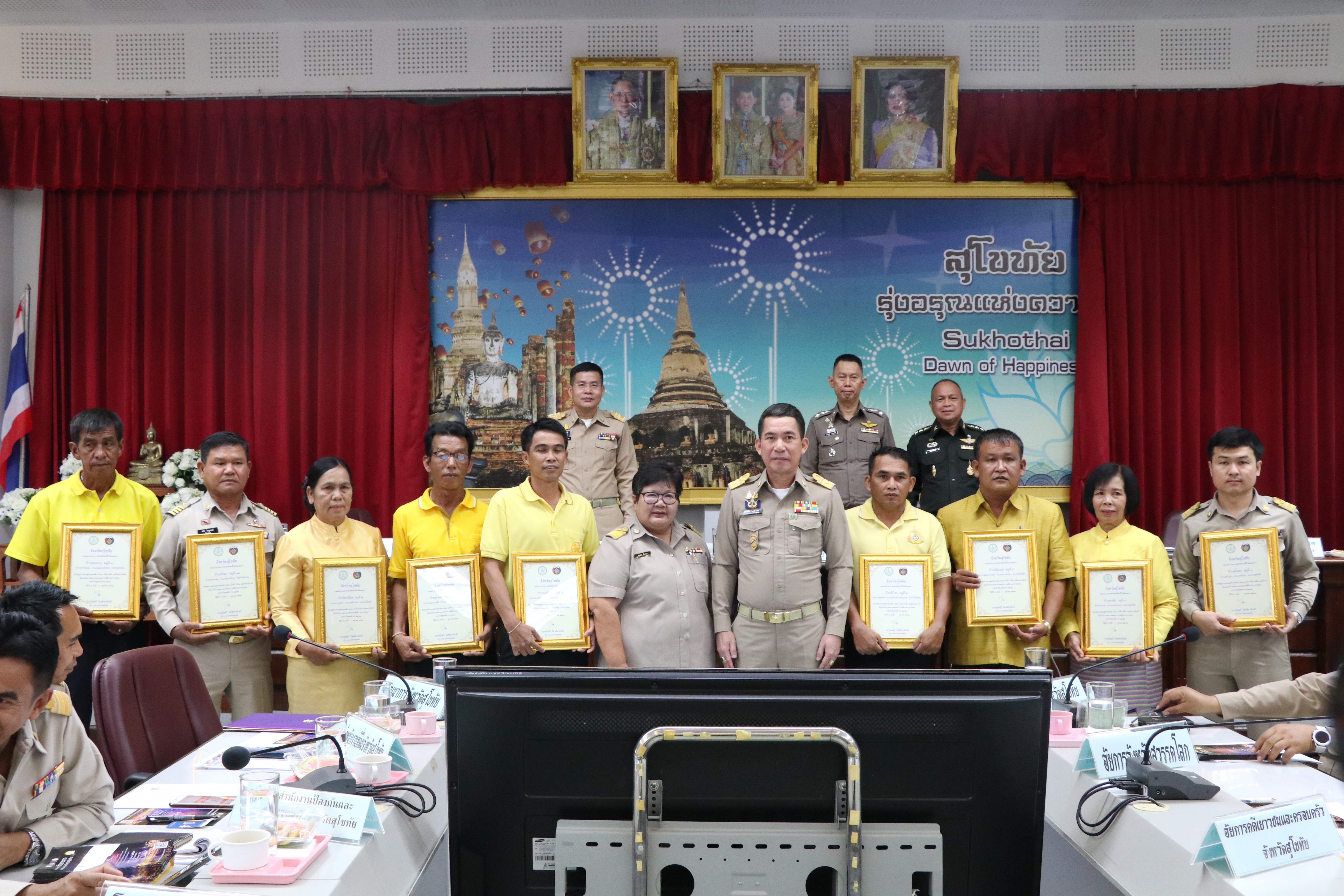 พช.สุโขทัย รับมอบใบประกาศเกียรติคุณข้าราชการและลูกจ้างประจำที่ปฏิบัติราชการครบ 25 ปี ในที่ประชุมกรมการจังหวัดสุโขทัย ครั้งที่ 10/2562