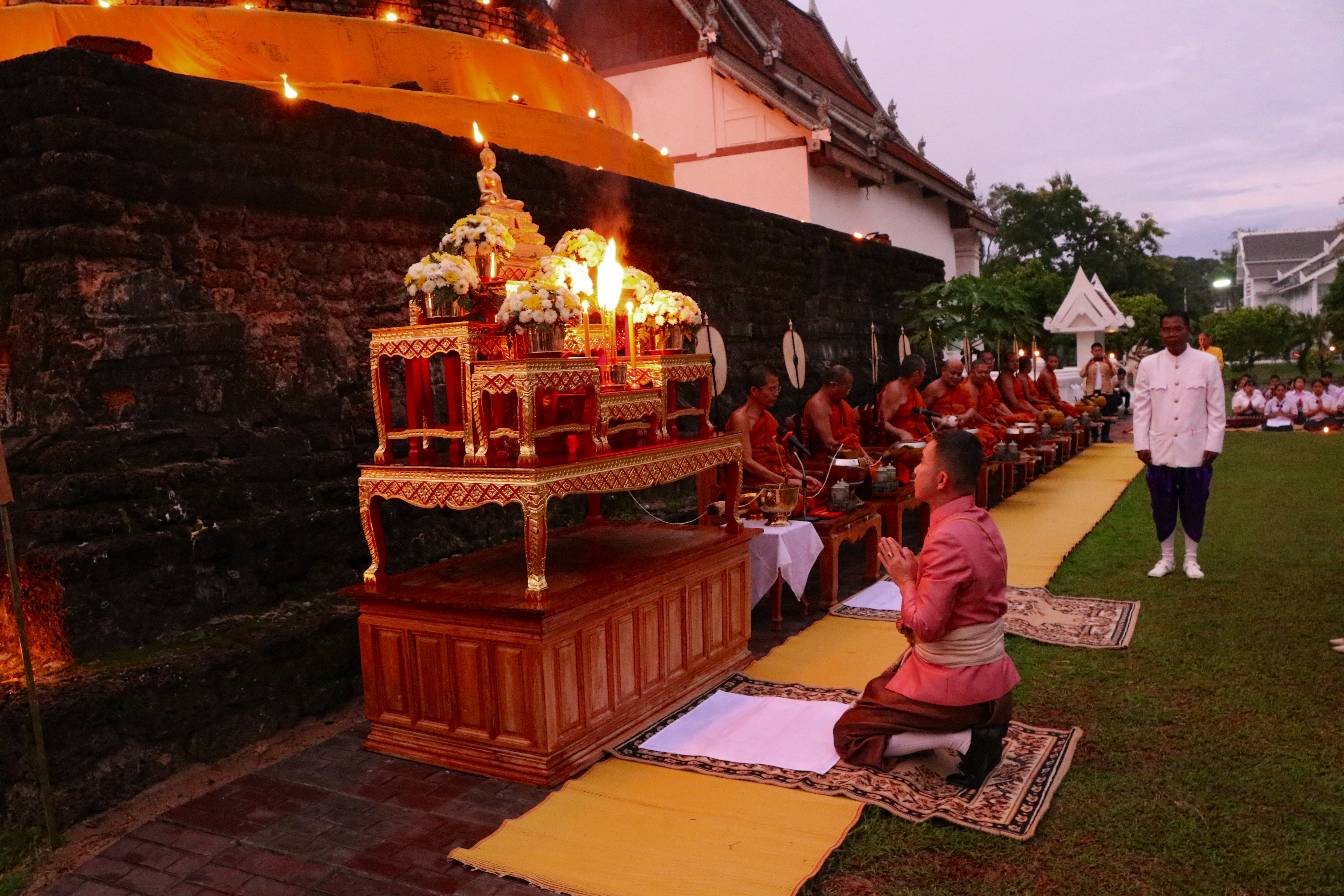 “เริ่มแล้ว รับรุ่งอรุณแห่งความสุข เช้าแรกของงานประเพณี ลอยกระทง เผาเทียน เล่นไฟจังหวัดสุโขทัย ”