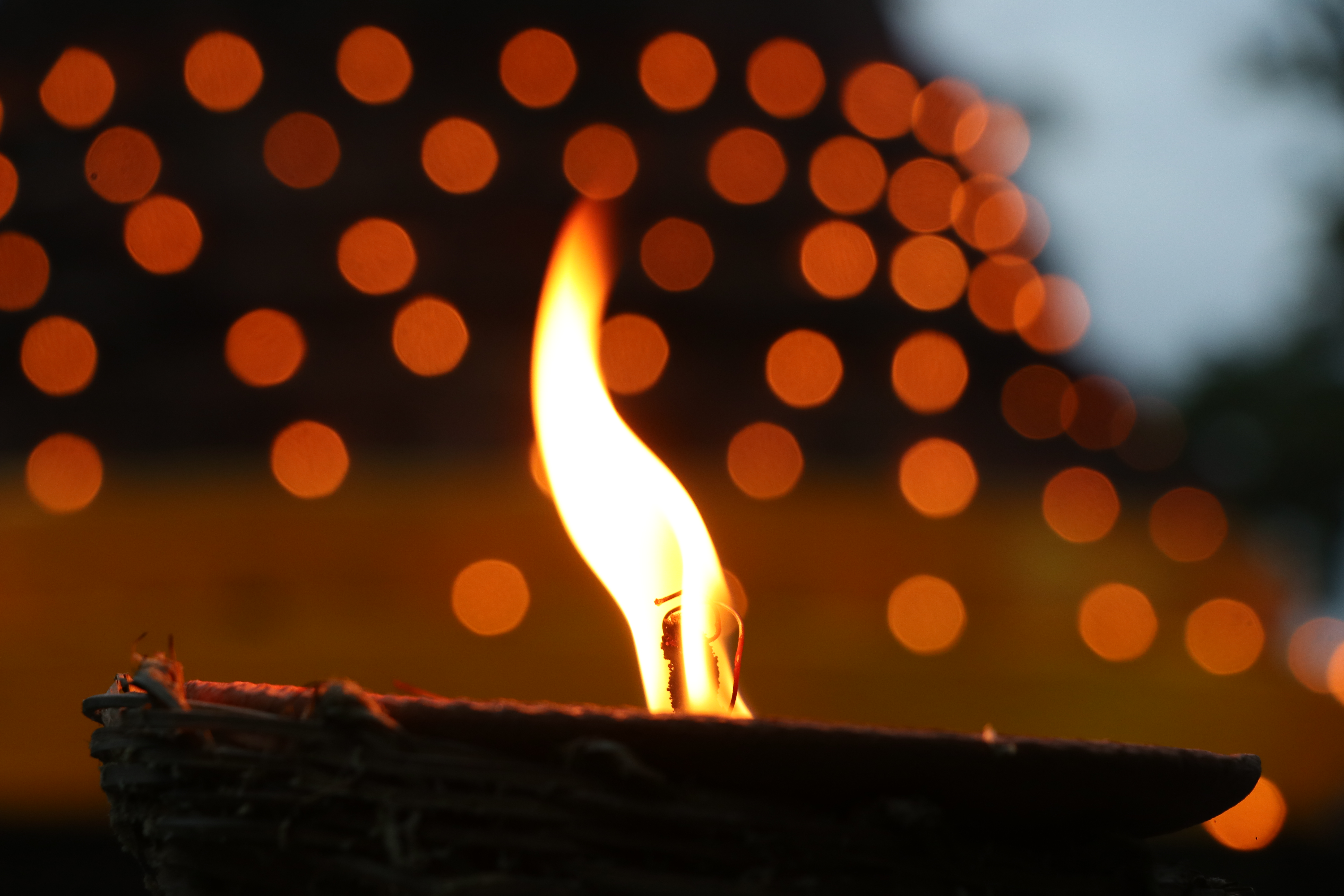 “เริ่มแล้ว รับรุ่งอรุณแห่งความสุข เช้าแรกของงานประเพณี ลอยกระทง เผาเทียน เล่นไฟจังหวัดสุโขทัย ”