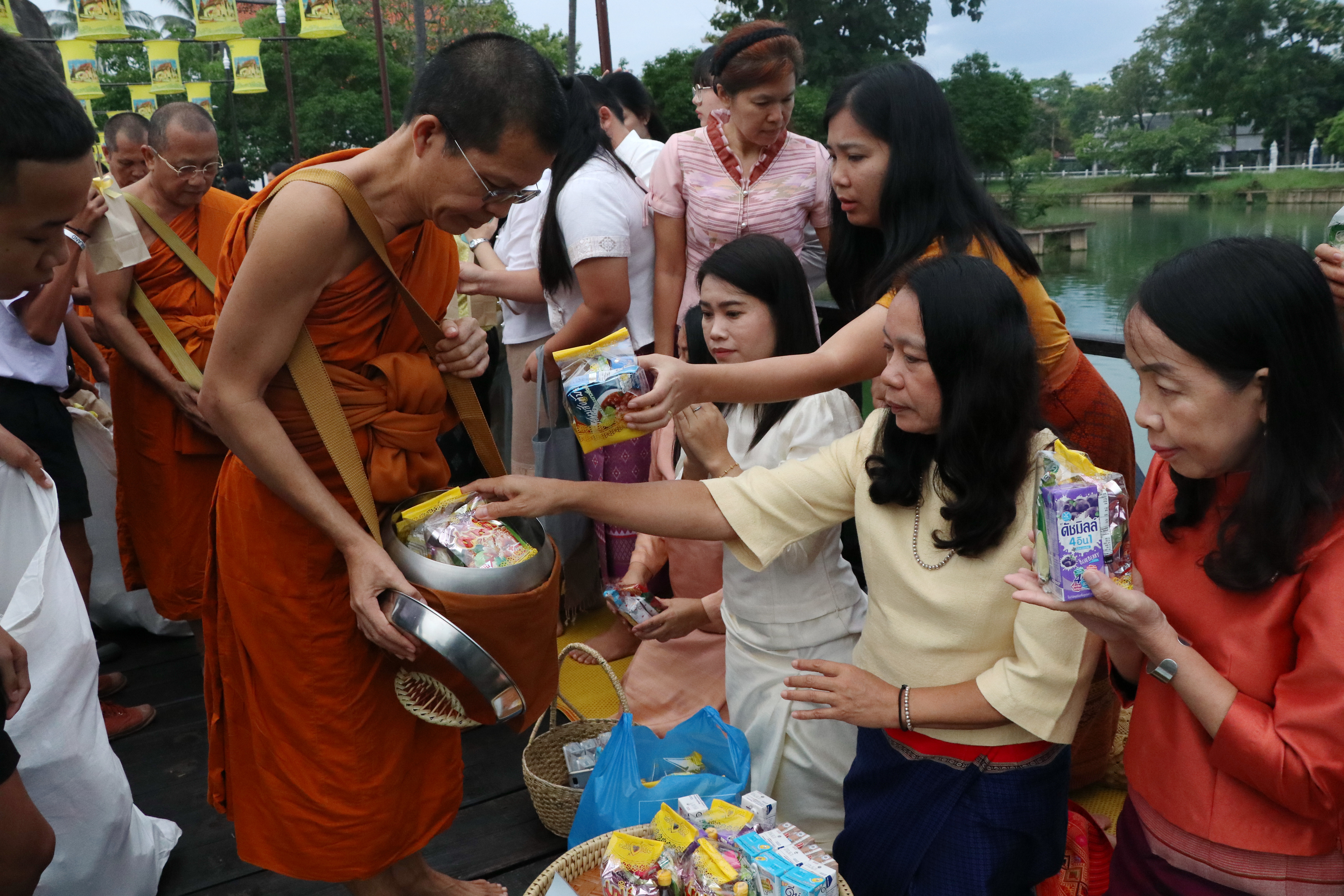 “เริ่มแล้ว รับรุ่งอรุณแห่งความสุข เช้าแรกของงานประเพณี ลอยกระทง เผาเทียน เล่นไฟจังหวัดสุโขทัย ”