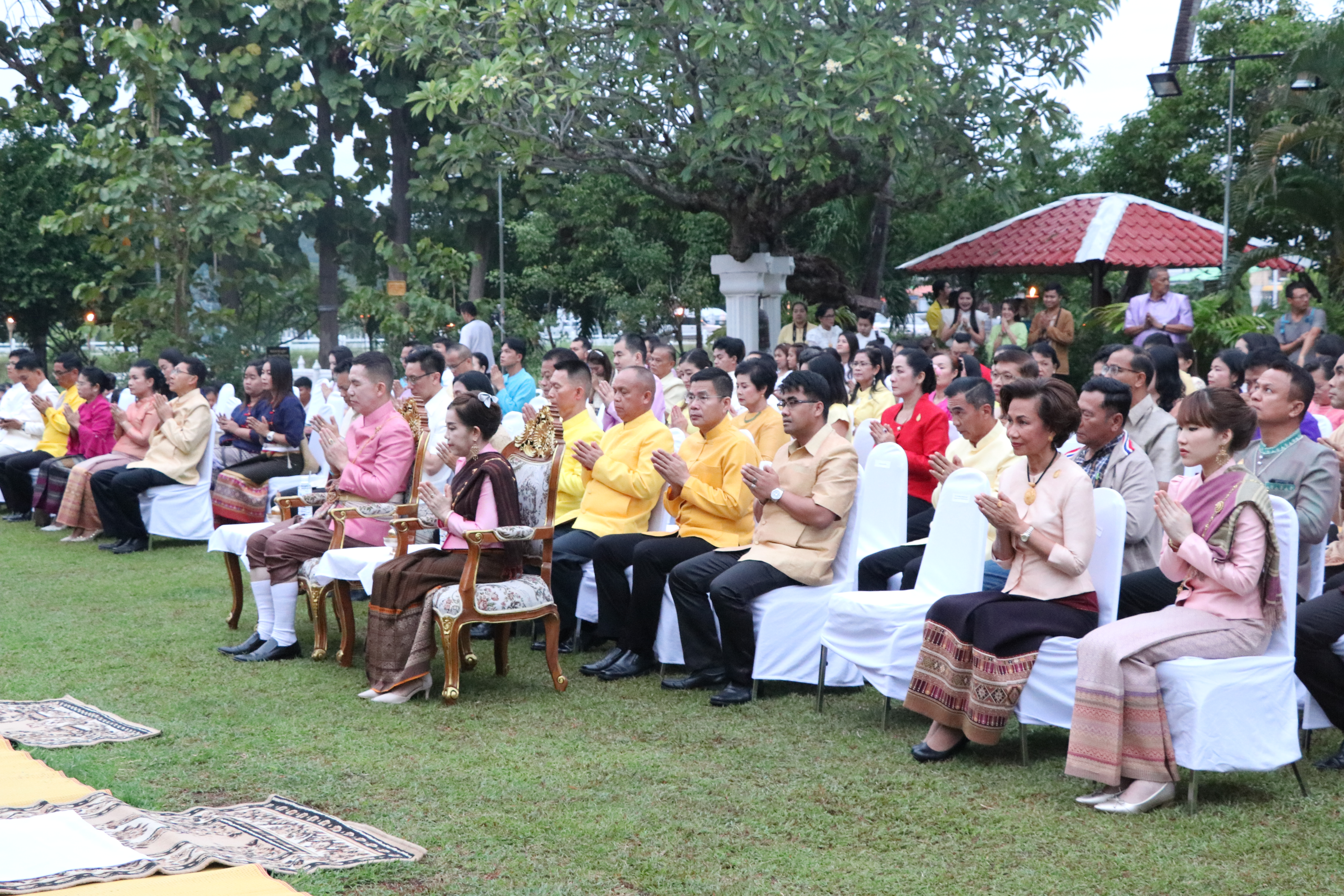 “เริ่มแล้ว รับรุ่งอรุณแห่งความสุข เช้าแรกของงานประเพณี ลอยกระทง เผาเทียน เล่นไฟจังหวัดสุโขทัย ”