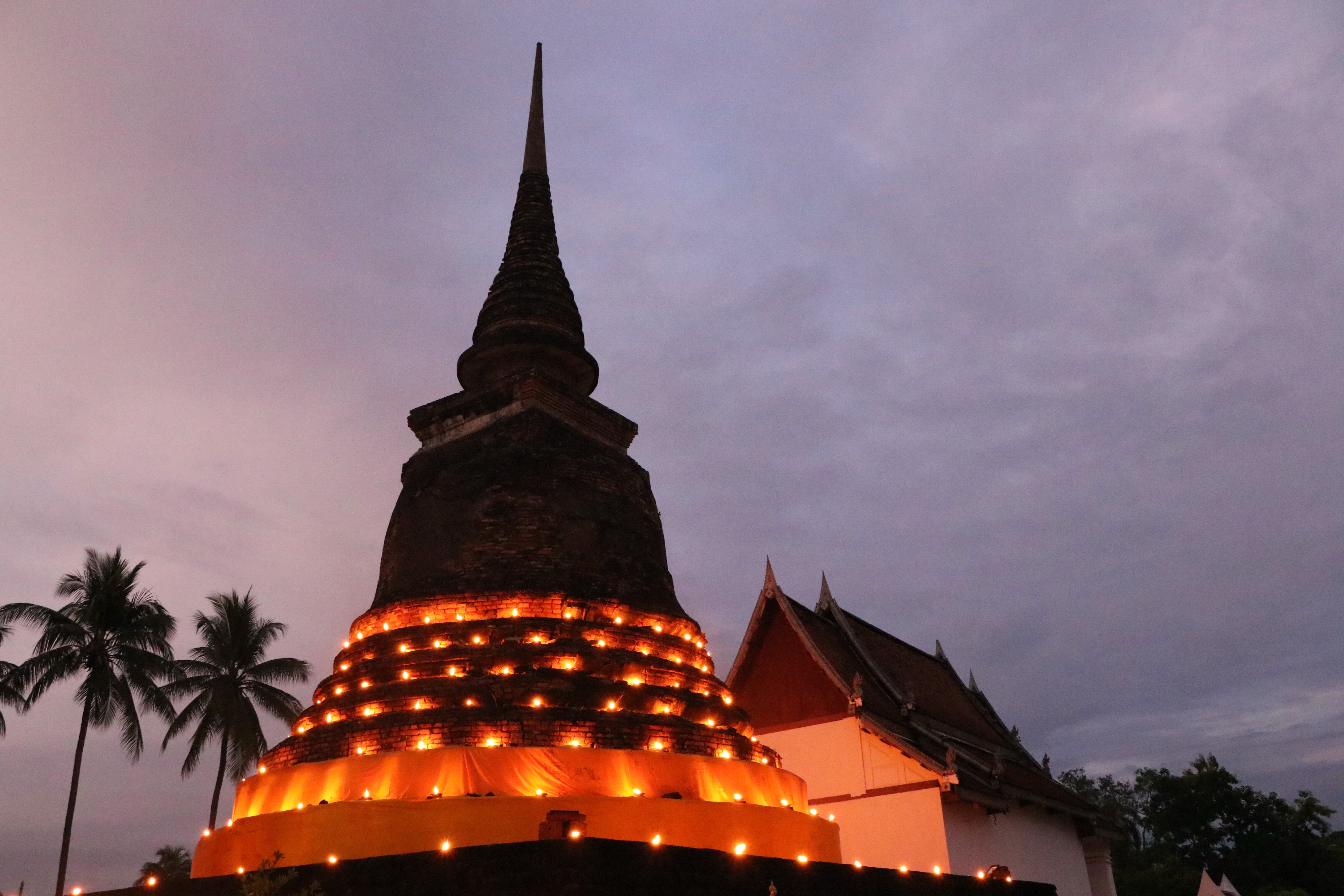 “เริ่มแล้ว รับรุ่งอรุณแห่งความสุข เช้าแรกของงานประเพณี ลอยกระทง เผาเทียน เล่นไฟจังหวัดสุโขทัย ”