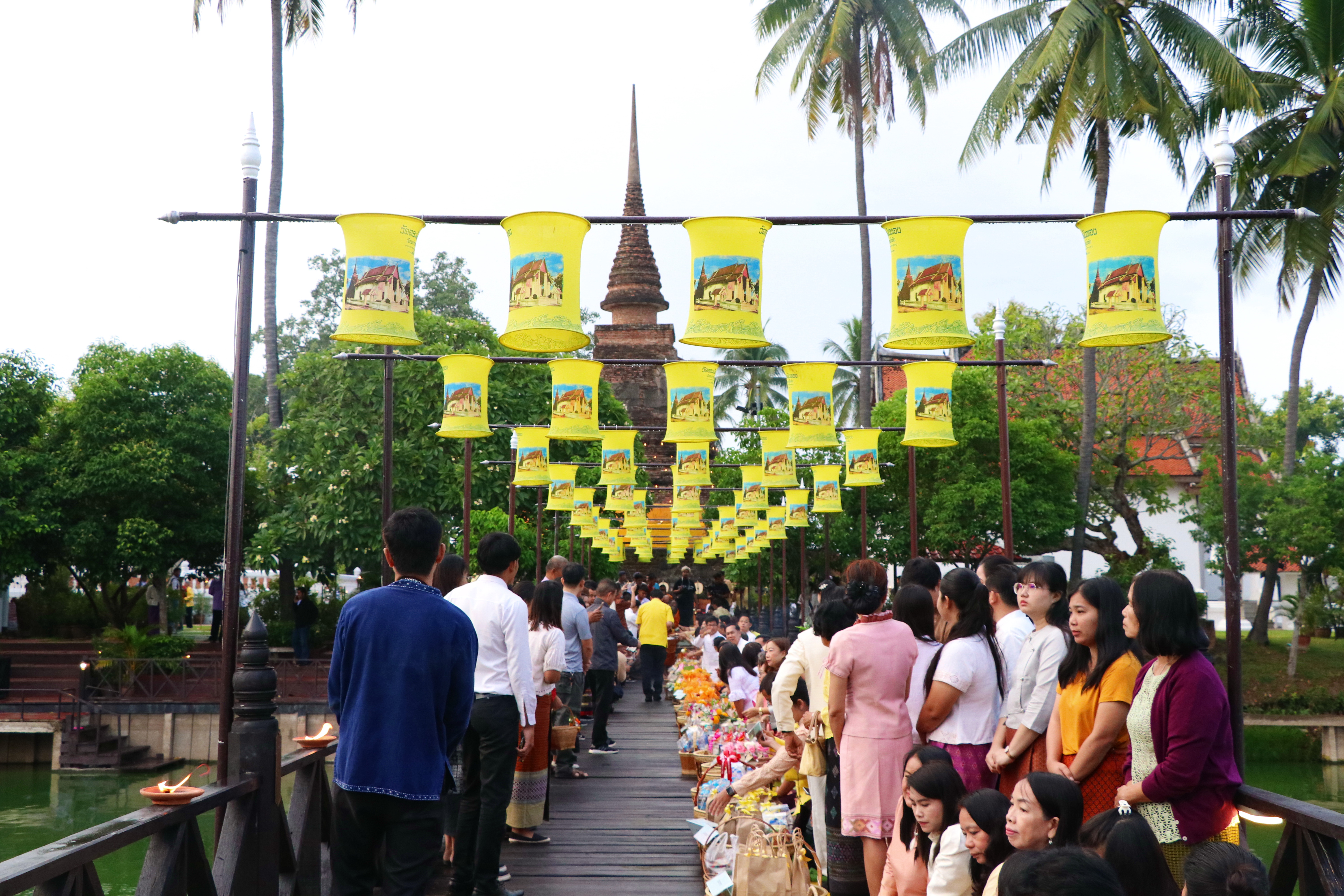 “เริ่มแล้ว รับรุ่งอรุณแห่งความสุข เช้าแรกของงานประเพณี ลอยกระทง เผาเทียน เล่นไฟจังหวัดสุโขทัย ”