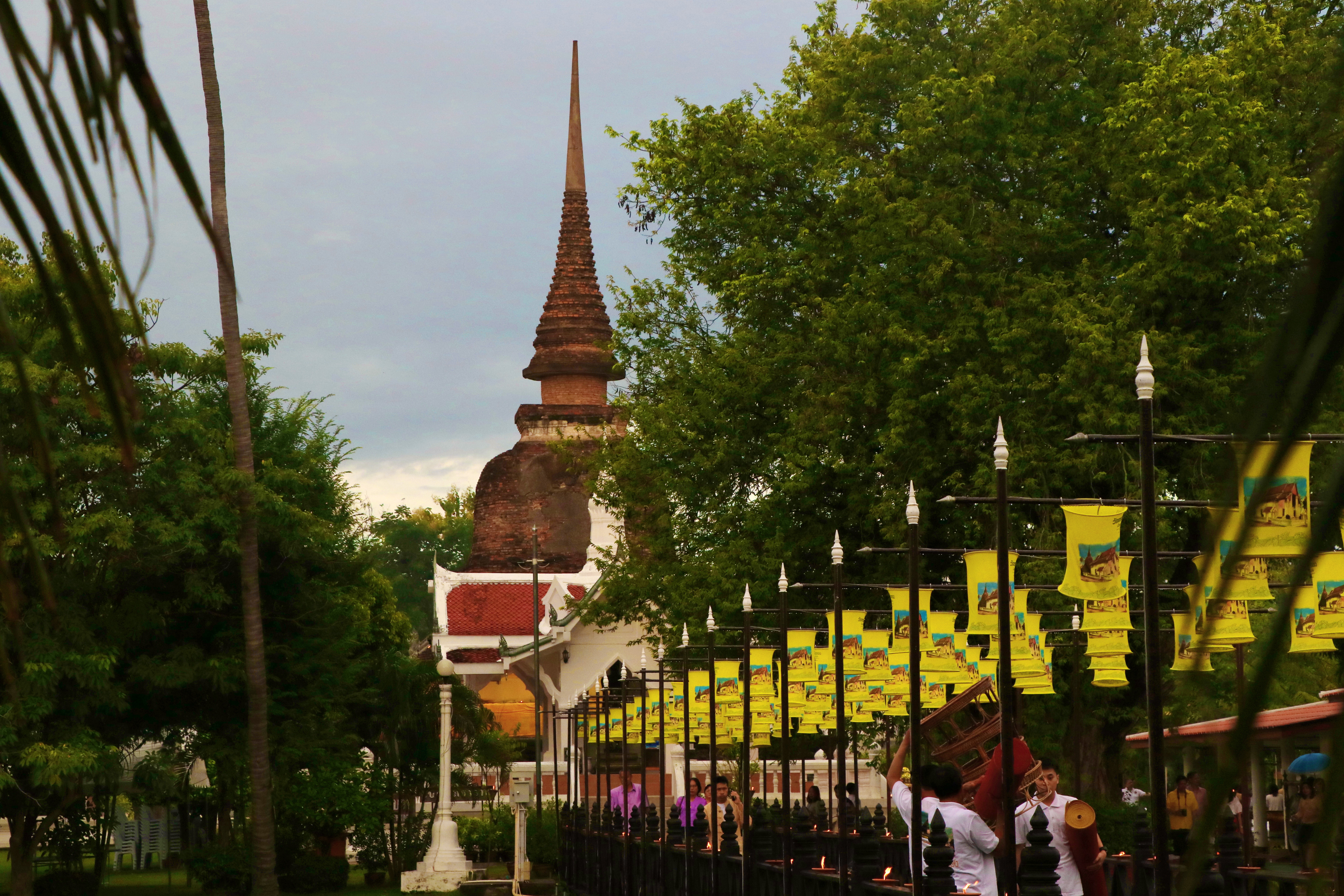 “เริ่มแล้ว รับรุ่งอรุณแห่งความสุข เช้าแรกของงานประเพณี ลอยกระทง เผาเทียน เล่นไฟจังหวัดสุโขทัย ”