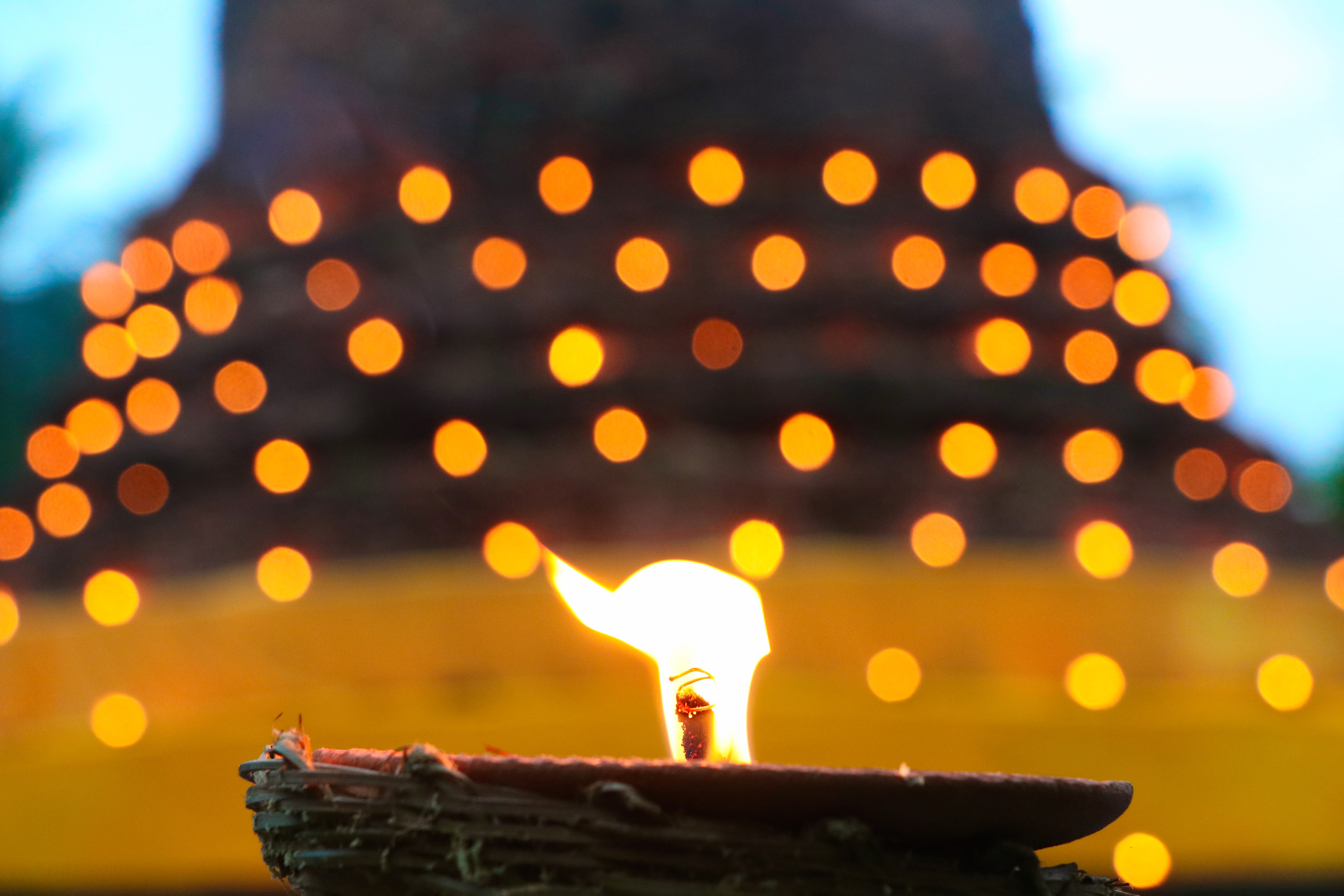 “เริ่มแล้ว รับรุ่งอรุณแห่งความสุข เช้าแรกของงานประเพณี ลอยกระทง เผาเทียน เล่นไฟจังหวัดสุโขทัย ”