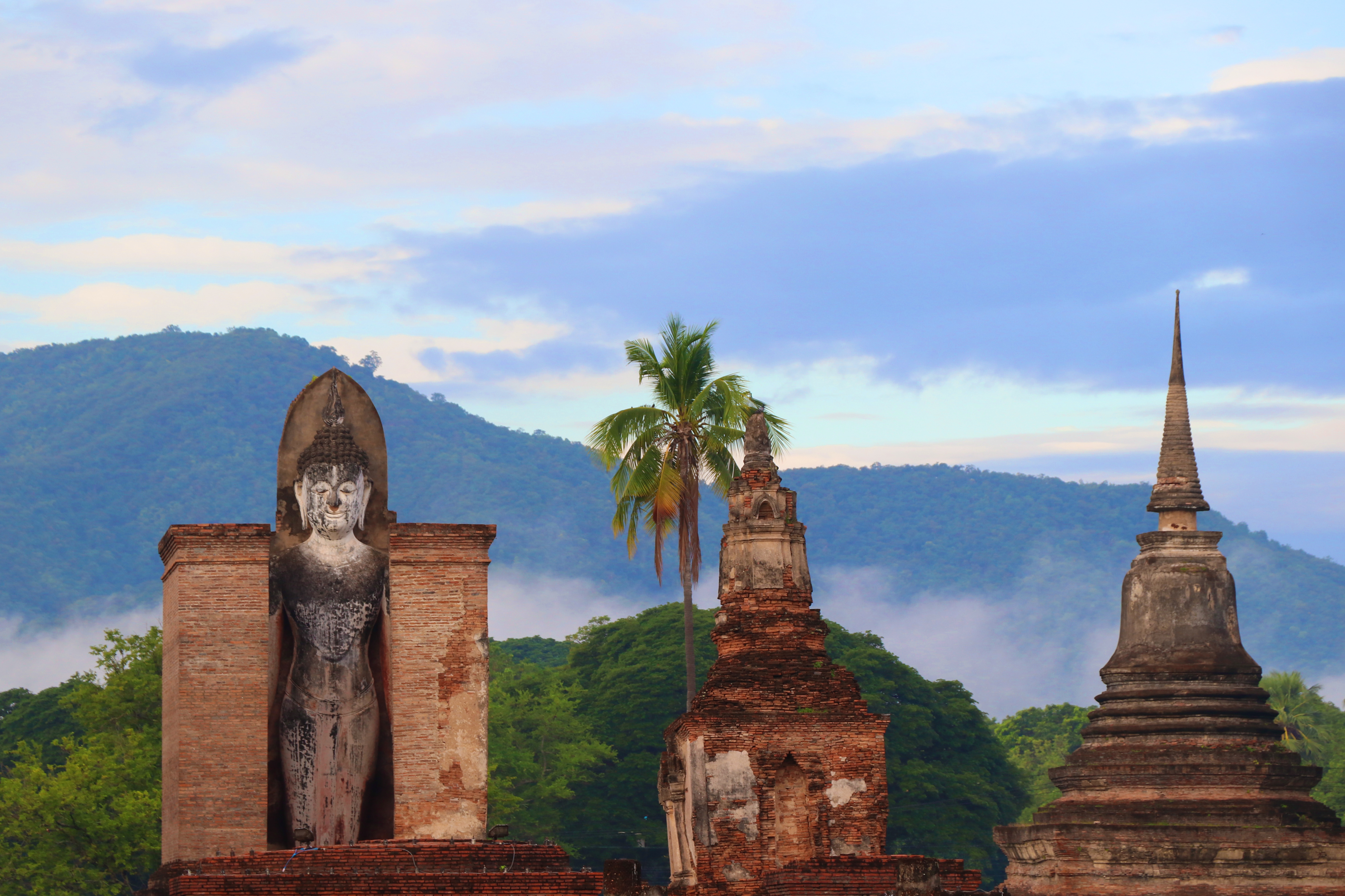 “เริ่มแล้ว รับรุ่งอรุณแห่งความสุข เช้าแรกของงานประเพณี ลอยกระทง เผาเทียน เล่นไฟจังหวัดสุโขทัย ”