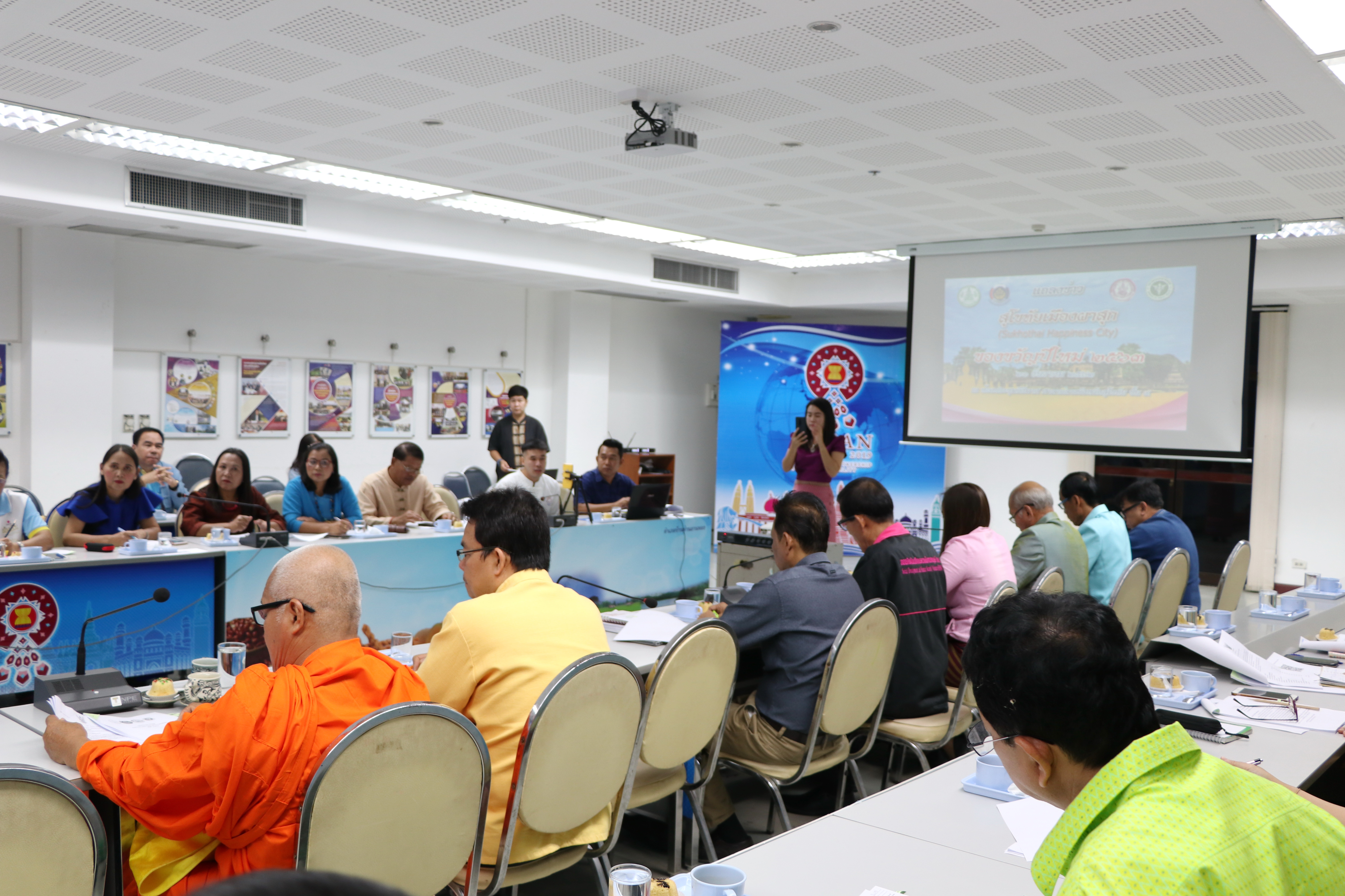 สุโขทัยแถลงข่าว และประชุมวางแผนบูรณาการหน่วยงานทำโครงการ “สุโขทัยเมืองผาสุก” ในการแก้ไขปัญหาความยากจน วางเป้าหมายเป็นของขวัญปีใหม่ 2563 จำนวน 200 ครัวเรือน และทุกครัวเรือนที่มีปัญหา ต้องได้รับการดูแล และแก้ไขปัญหา