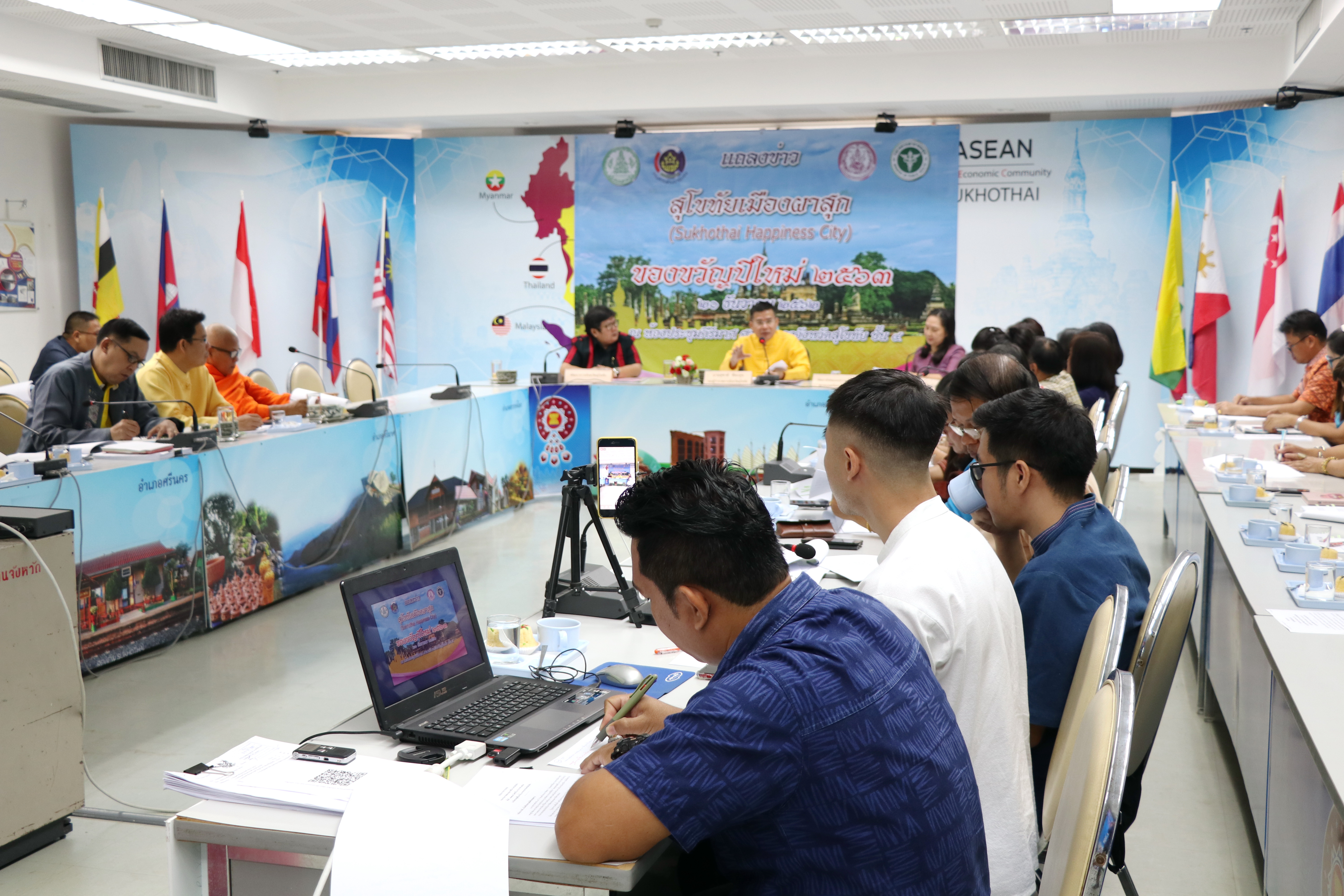 สุโขทัยแถลงข่าว และประชุมวางแผนบูรณาการหน่วยงานทำโครงการ “สุโขทัยเมืองผาสุก” ในการแก้ไขปัญหาความยากจน วางเป้าหมายเป็นของขวัญปีใหม่ 2563 จำนวน 200 ครัวเรือน และทุกครัวเรือนที่มีปัญหา ต้องได้รับการดูแล และแก้ไขปัญหา