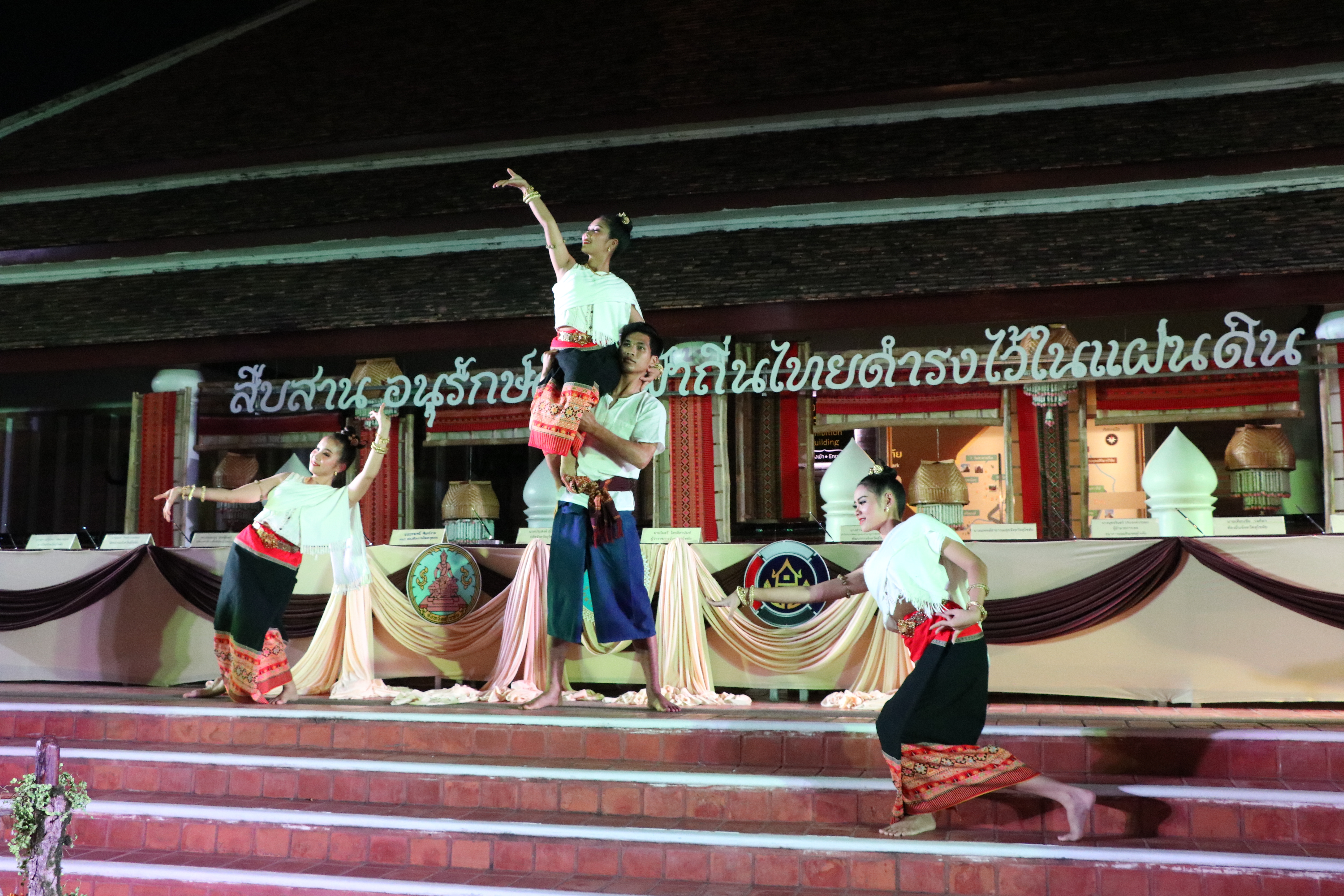“พัฒนาชุมชนจังหวัดสุโขทัย จัดพิธีลงนาม MOU ประสานความร่วมมือ “สืบสาน อนุรักษ์ศิลป์ผ้าถิ่นไทย ดำรงไว้ในแผ่นดิน”