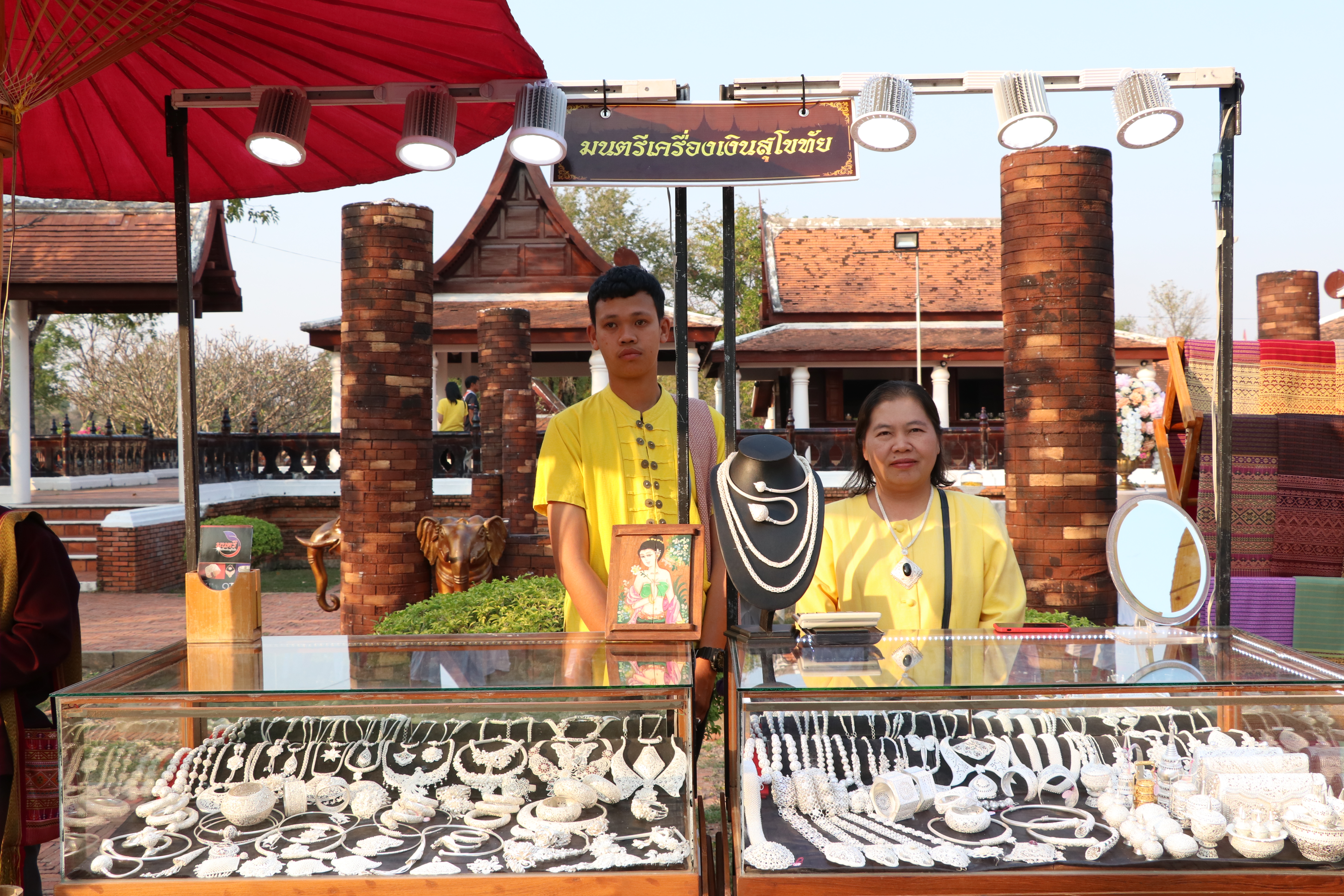 “พัฒนาชุมชนจังหวัดสุโขทัย จัดพิธีลงนาม MOU ประสานความร่วมมือ “สืบสาน อนุรักษ์ศิลป์ผ้าถิ่นไทย ดำรงไว้ในแผ่นดิน”