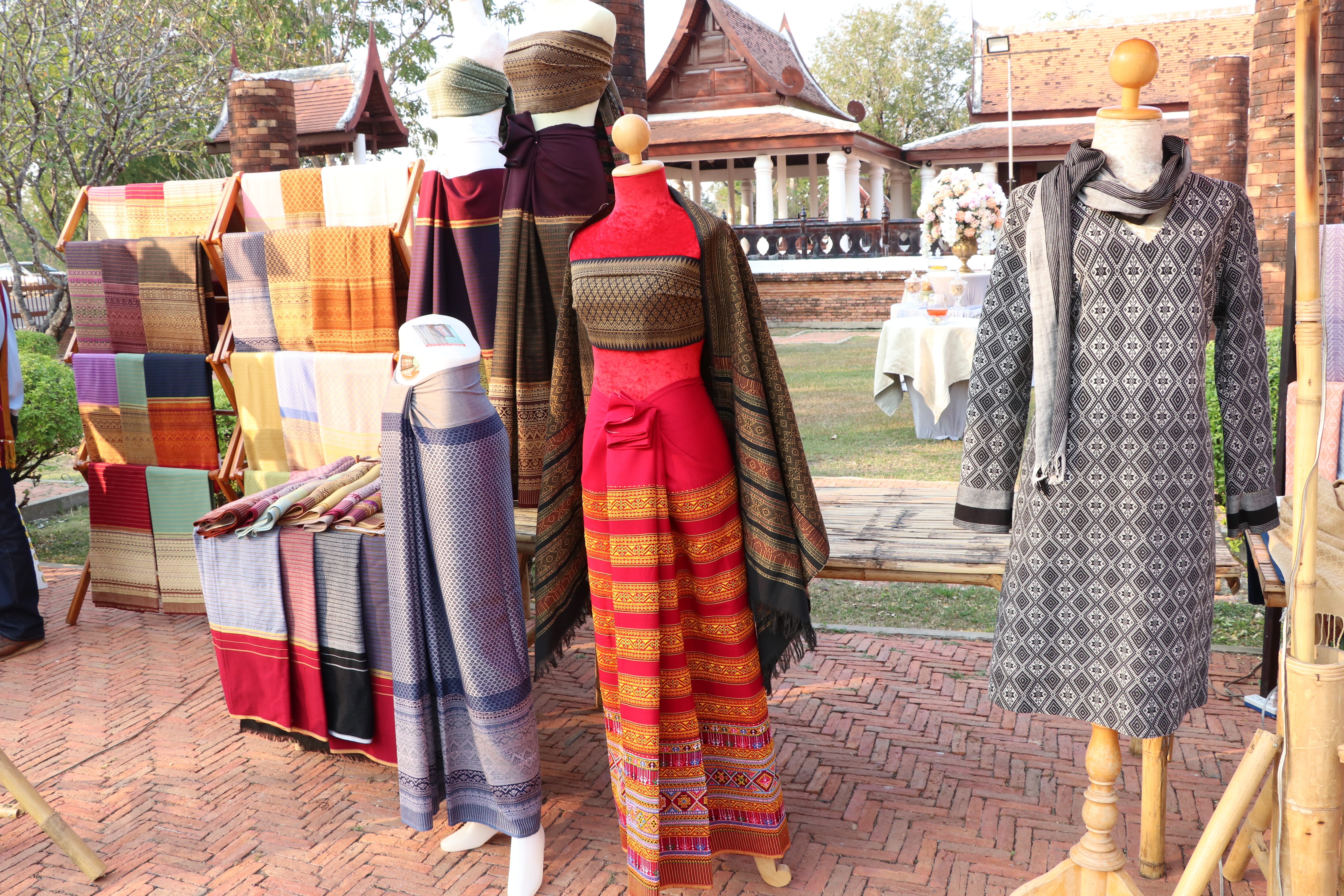 “พัฒนาชุมชนจังหวัดสุโขทัย จัดพิธีลงนาม MOU ประสานความร่วมมือ “สืบสาน อนุรักษ์ศิลป์ผ้าถิ่นไทย ดำรงไว้ในแผ่นดิน”