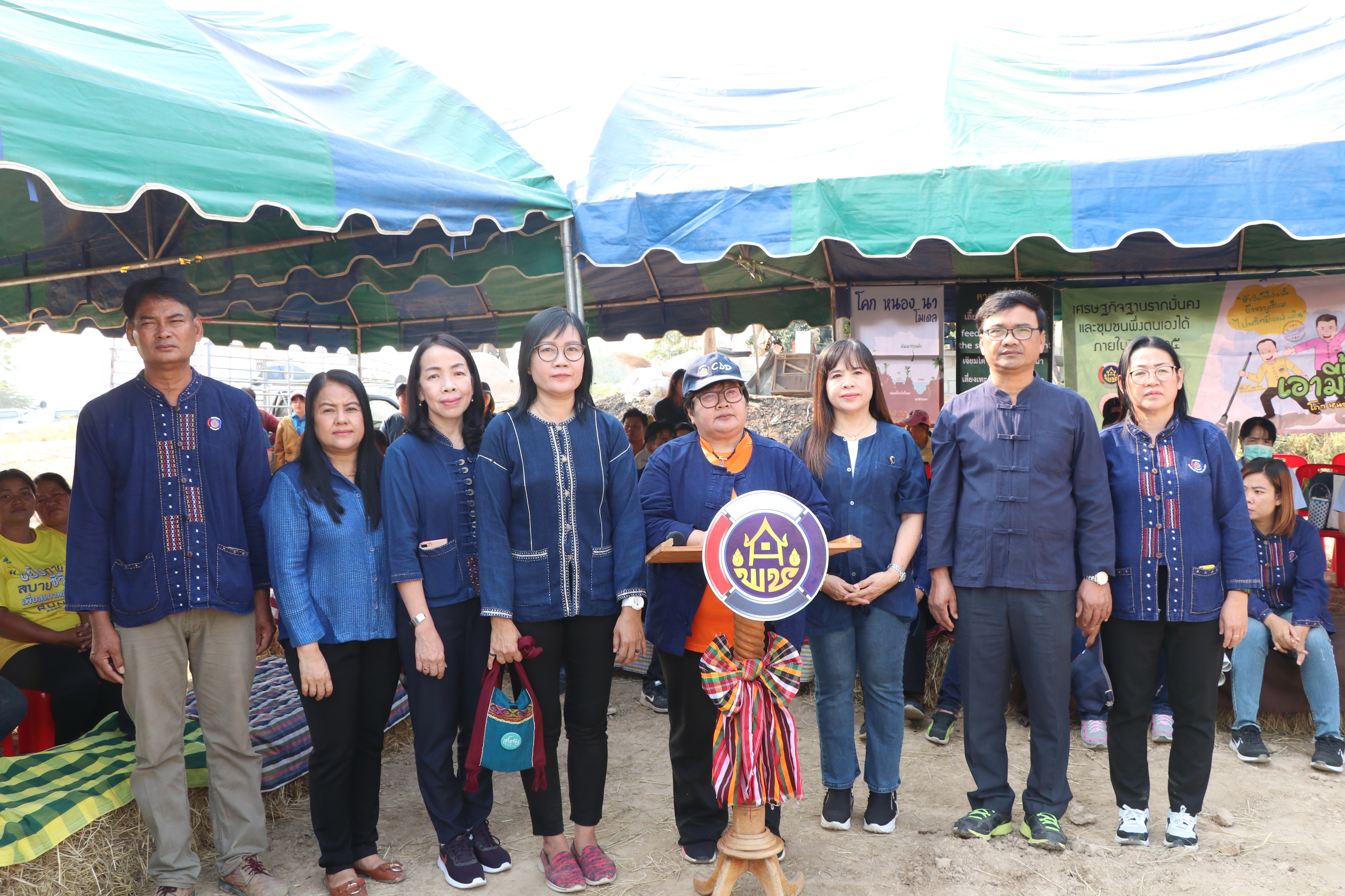 สุโขทัย เมืองผาสุกด้วยศาสตร์พระราชา เอามื้อสามัคคี “โคก หนอง นา โมเดล” จุดตัวอย่าง “จอบแรก” ณ บ้านนายนิธิกร รอดมา บ้านเลขที่ 14 ม. 6 ต.เมืองเก่า อ.เมืองสุโขทัย จ.สุโขทัย