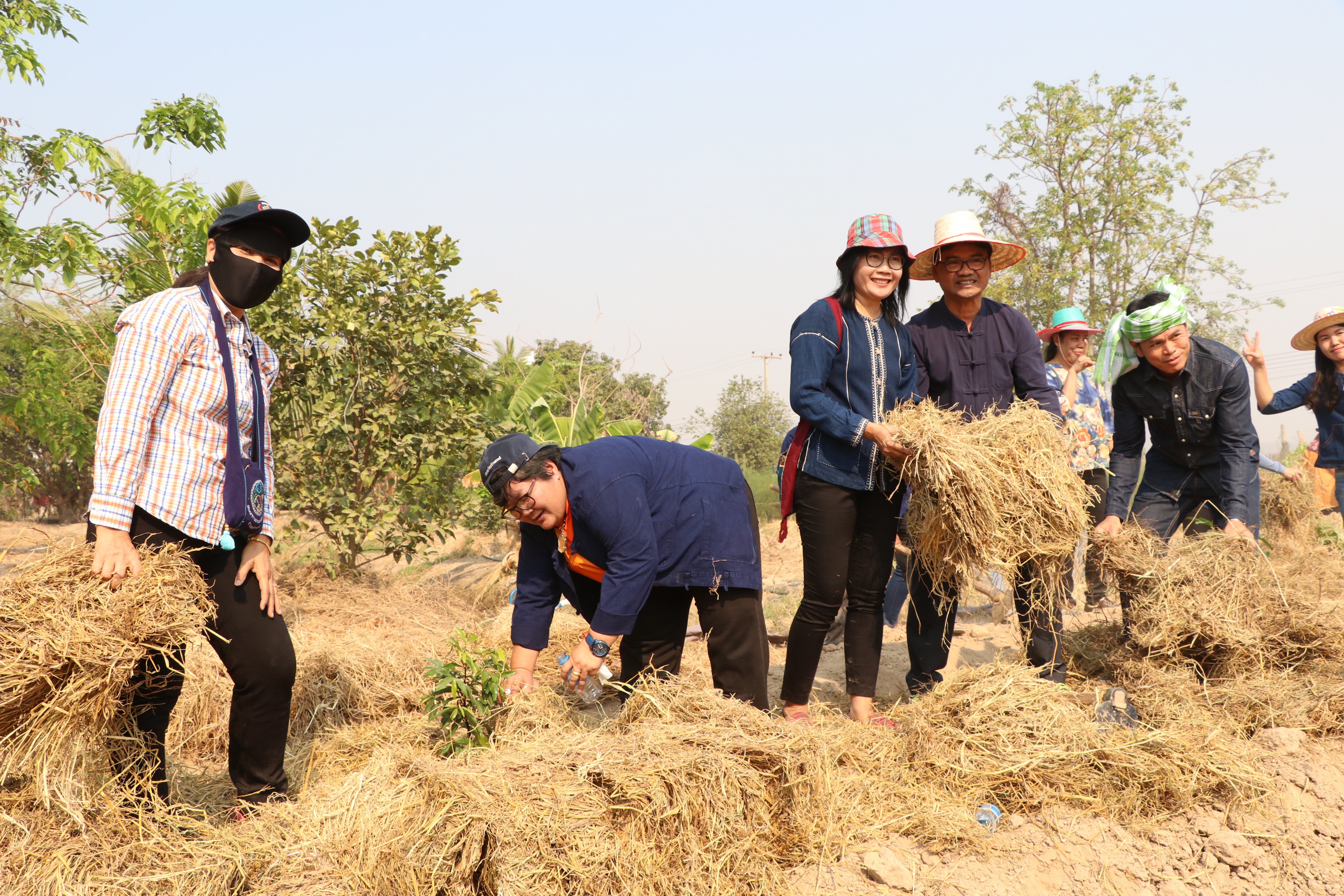 สุโขทัย เมืองผาสุกด้วยศาสตร์พระราชา เอามื้อสามัคคี “โคก หนอง นา โมเดล” จุดตัวอย่าง “จอบแรก” ณ บ้านนายนิธิกร รอดมา บ้านเลขที่ 14 ม. 6 ต.เมืองเก่า อ.เมืองสุโขทัย จ.สุโขทัย
